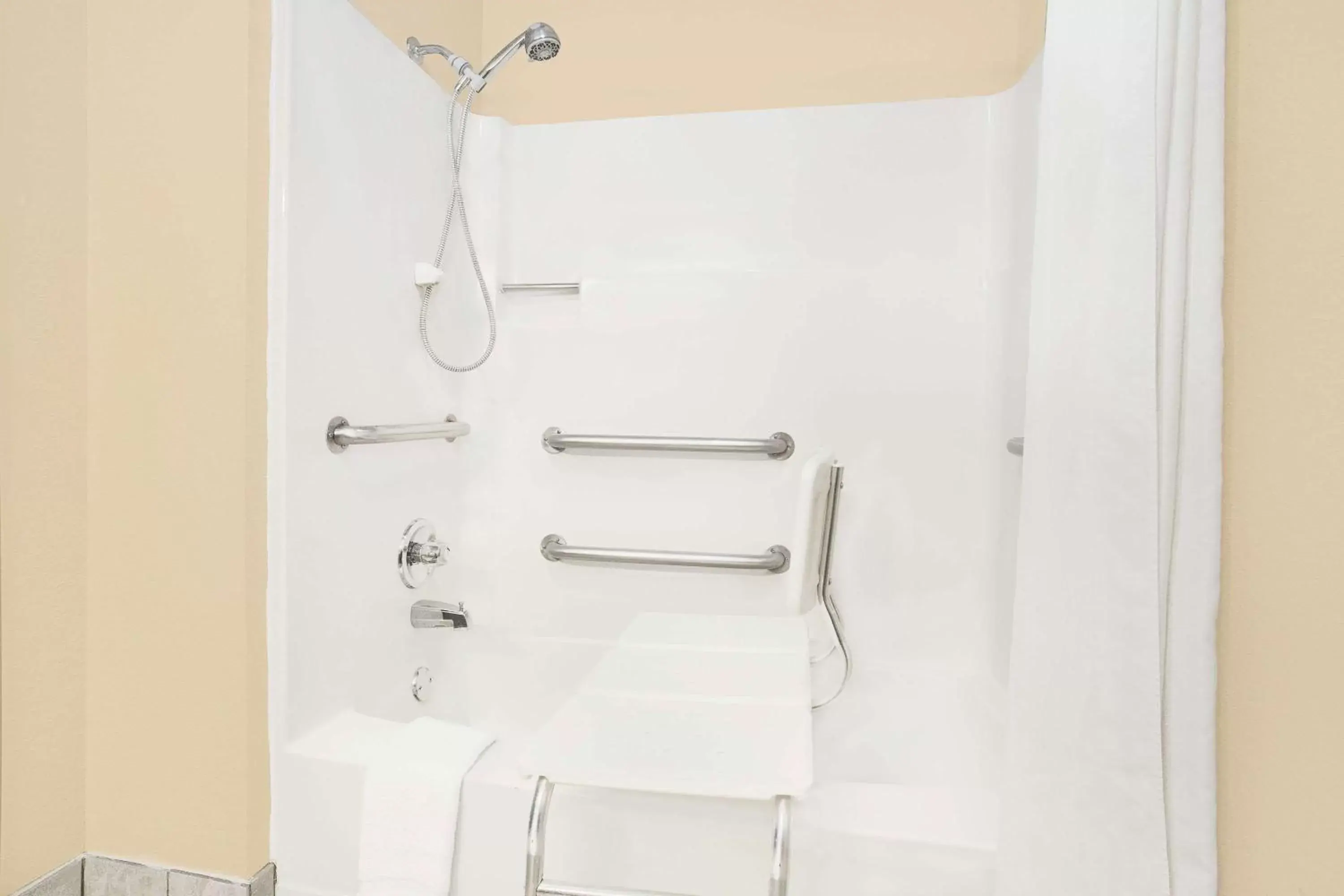 Bathroom in Boarders Inn & Suites by Cobblestone Hotels Waterloo Cedar Falls