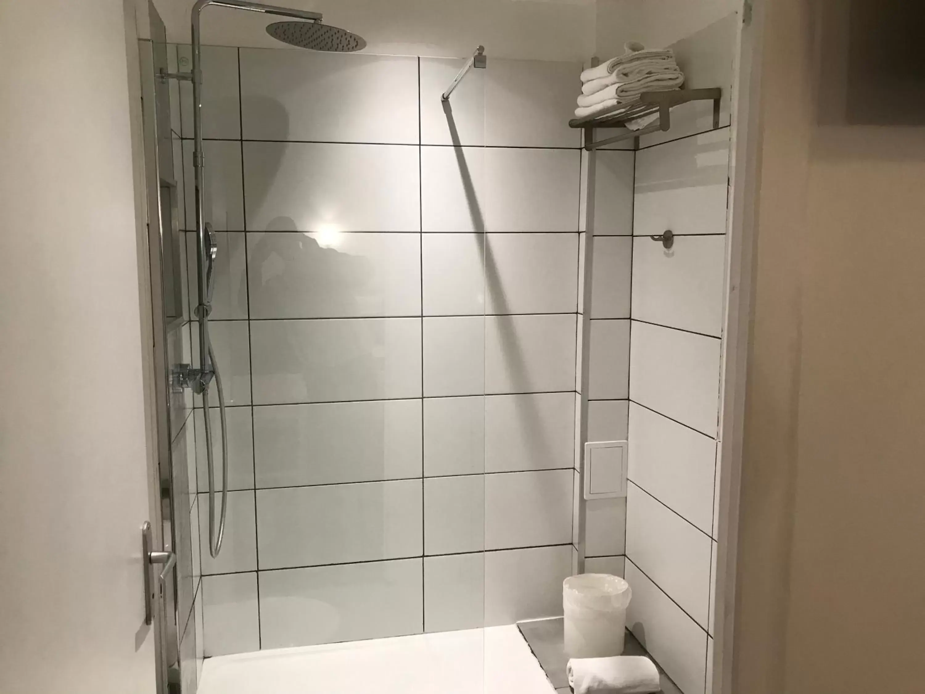 Shower, Bathroom in Hotel Morand