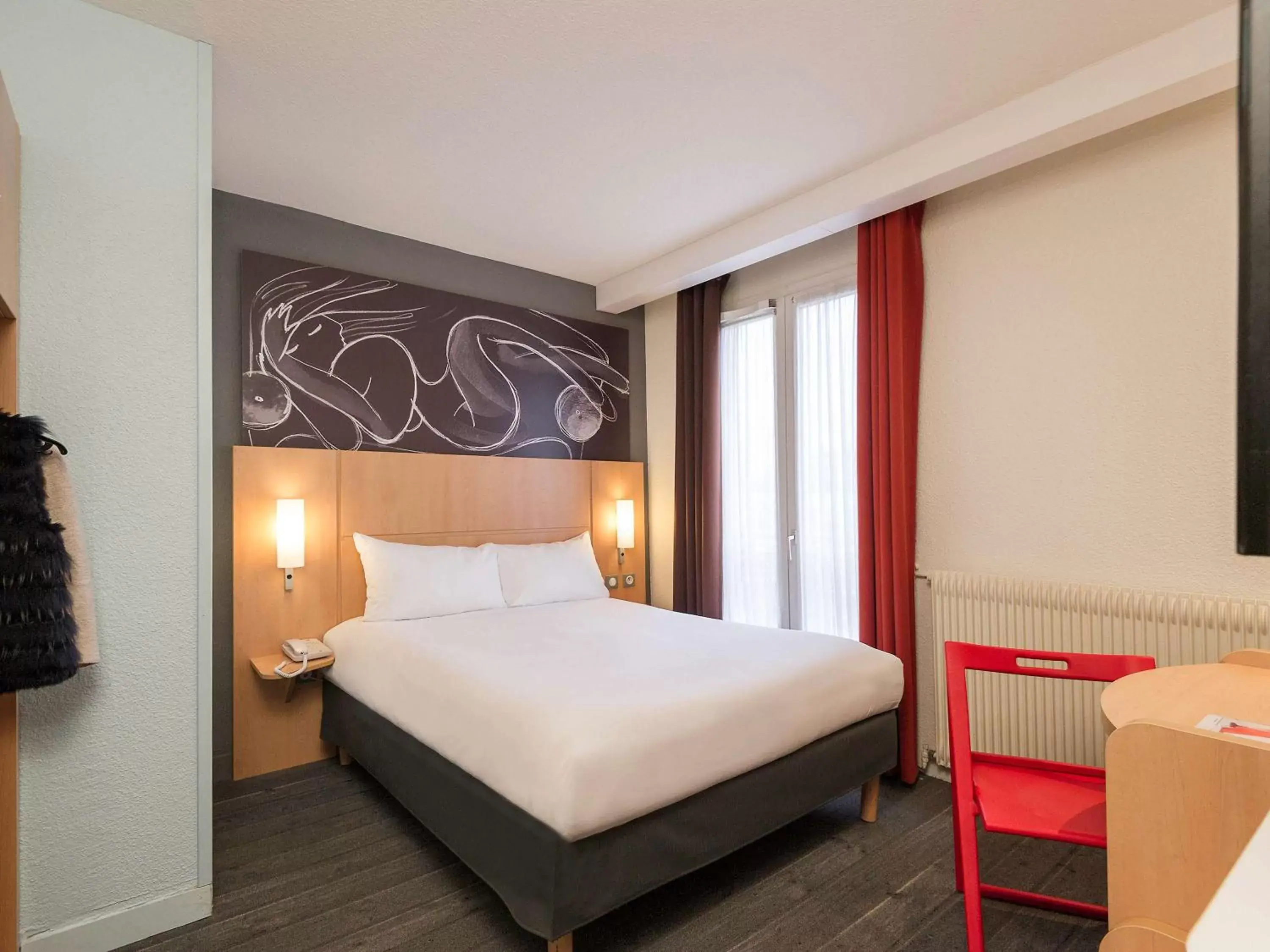 Photo of the whole room, Bed in ibis Paris Vaugirard Porte de Versailles