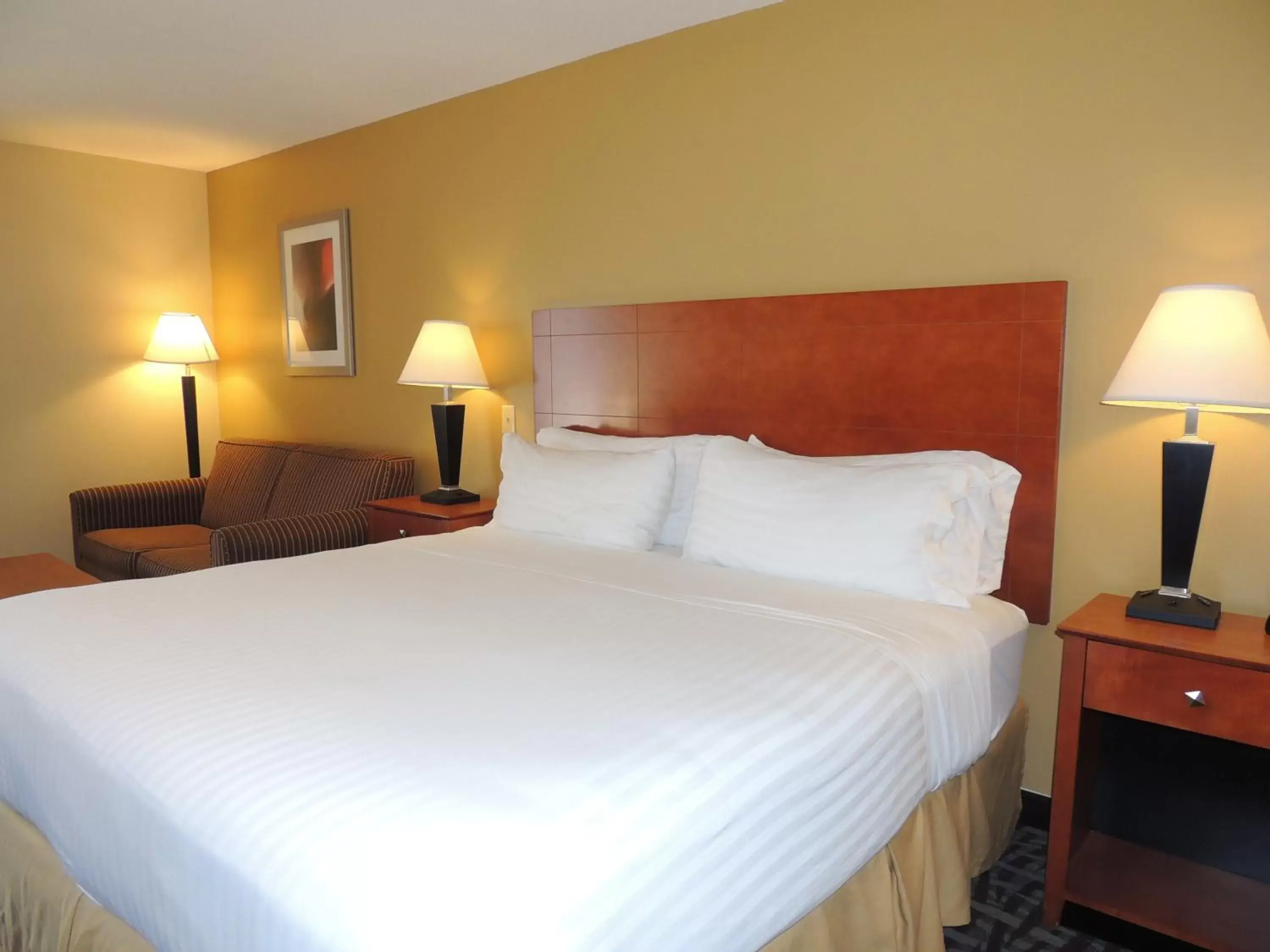 Photo of the whole room, Bed in Holiday Inn Express Trussville, an IHG Hotel