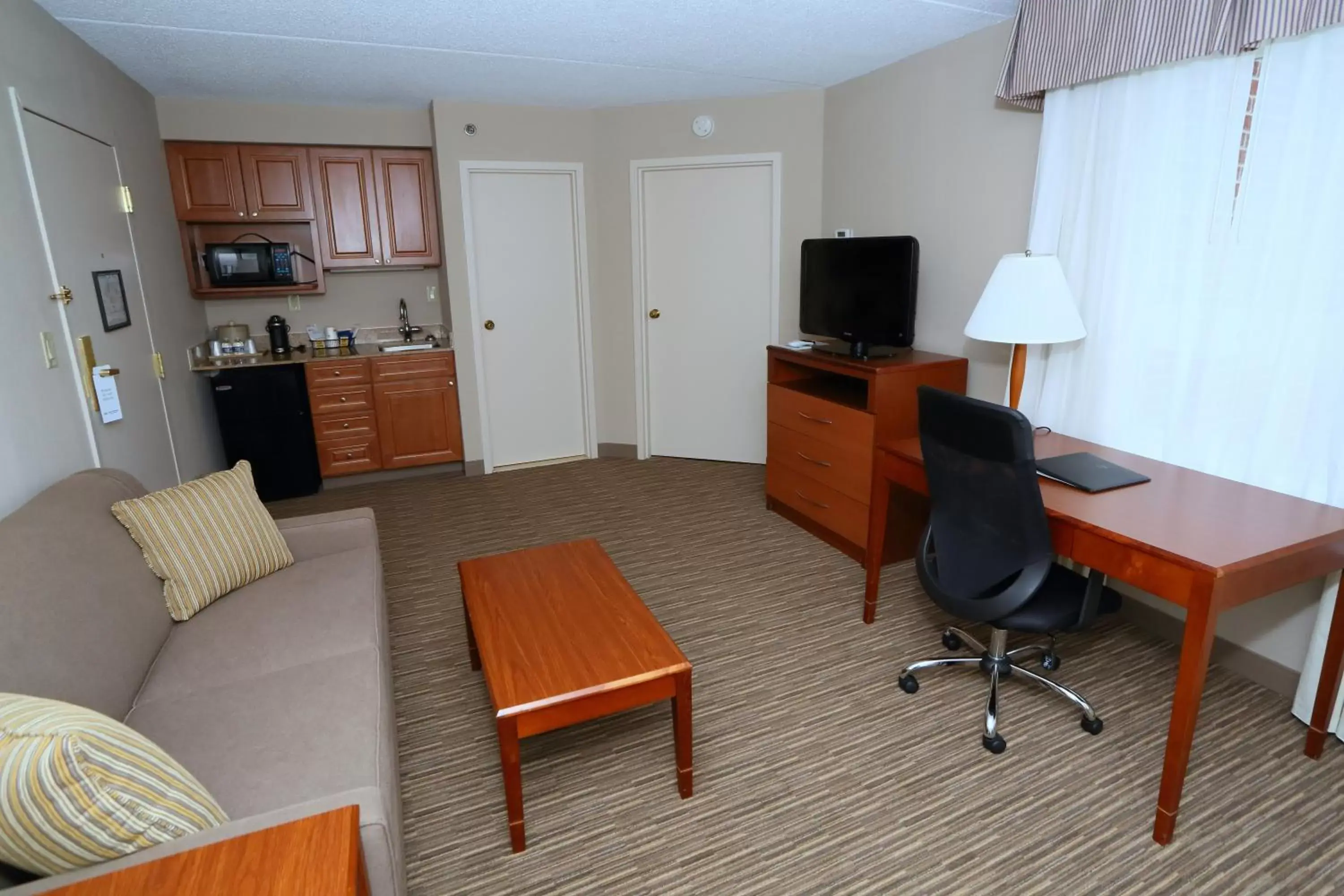 TV and multimedia, Seating Area in Best Western La Plata Inn