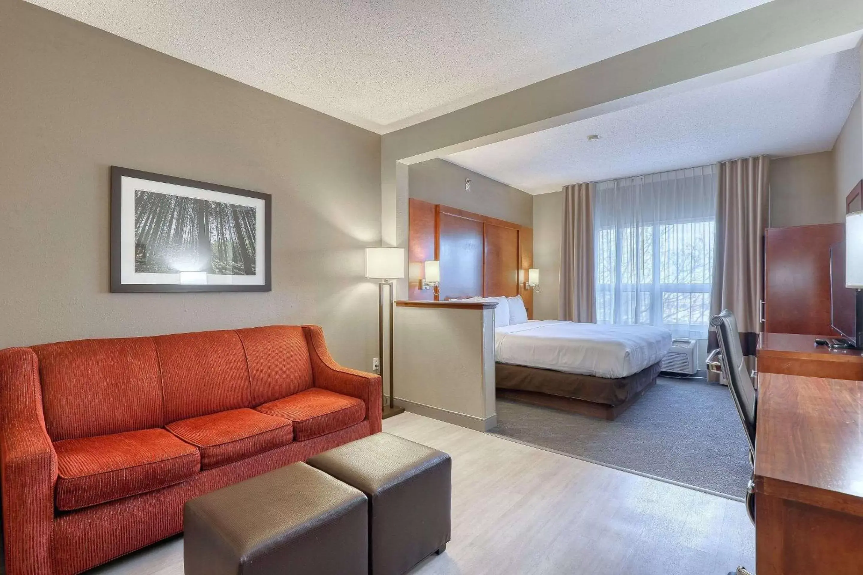 Bedroom, Seating Area in Comfort Suites Madison West