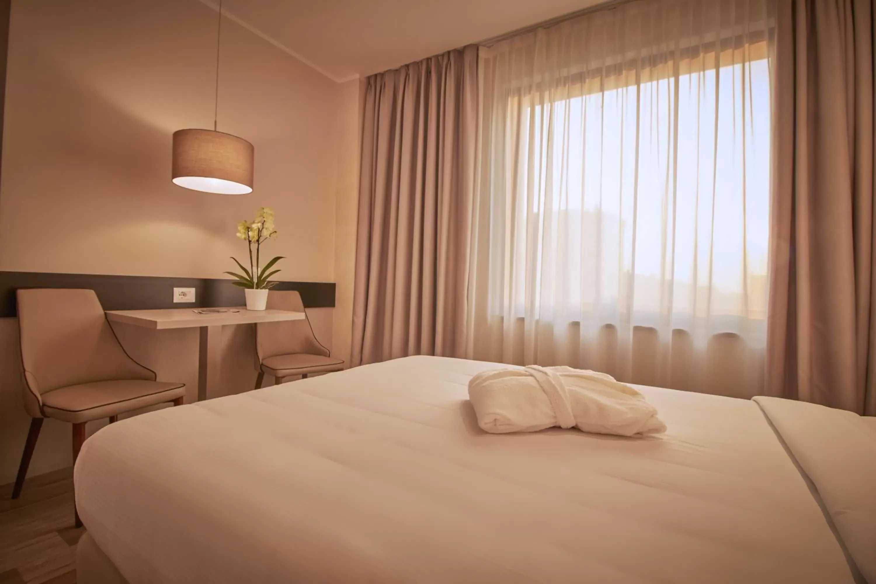 Bedroom, Bed in iH Hotels Milano Lorenteggio