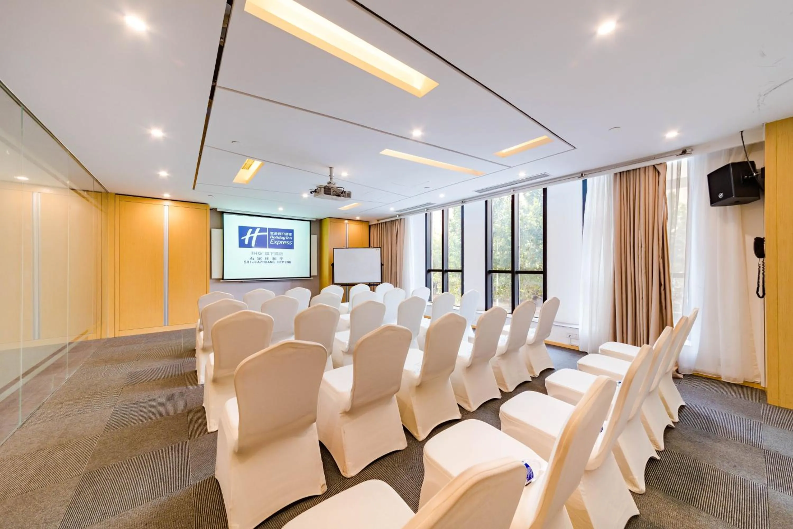 Meeting/conference room in Holiday Inn Express Shijiazhuang Heping by IHG