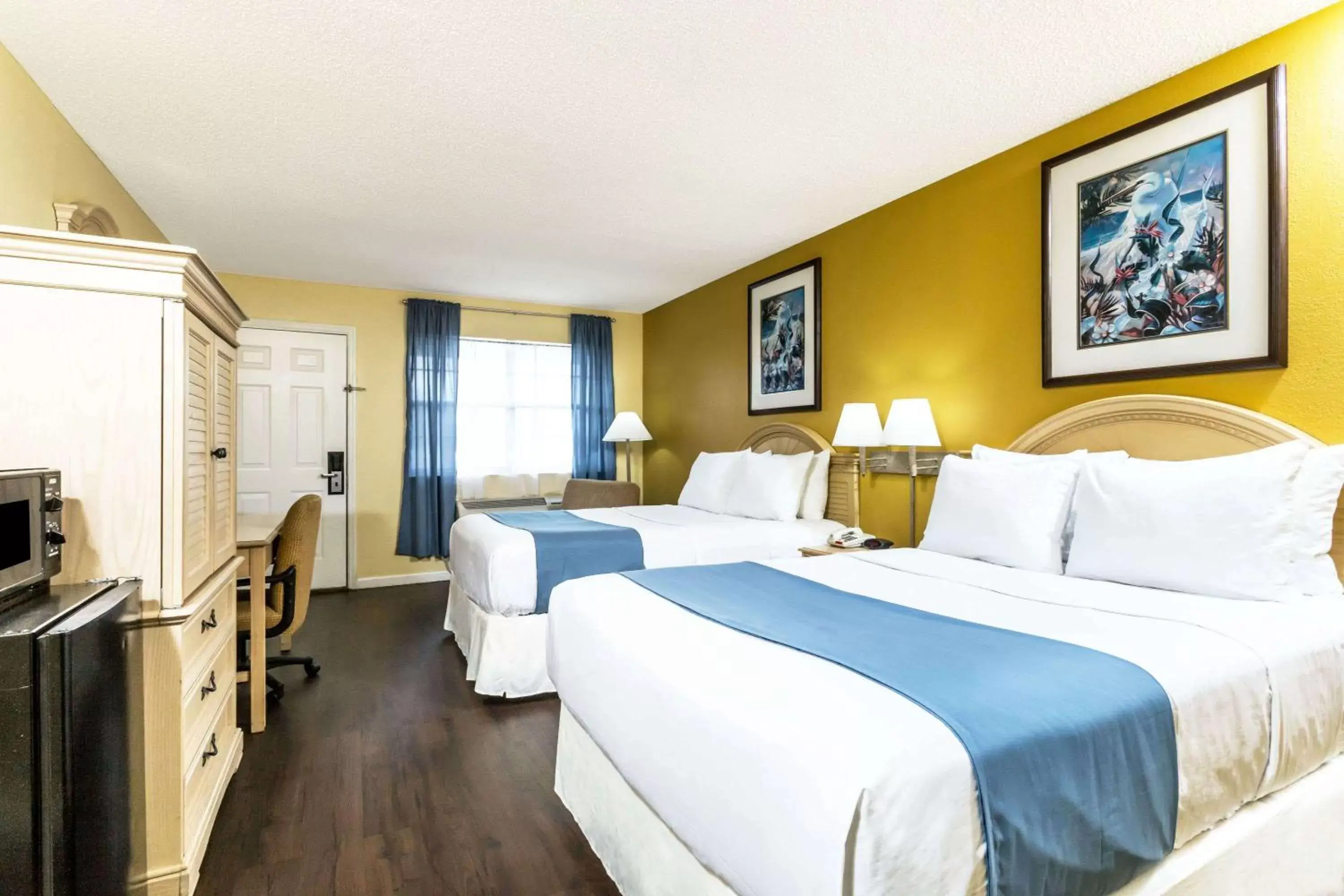 Photo of the whole room, Bed in Days Inn by Wyndham Madison