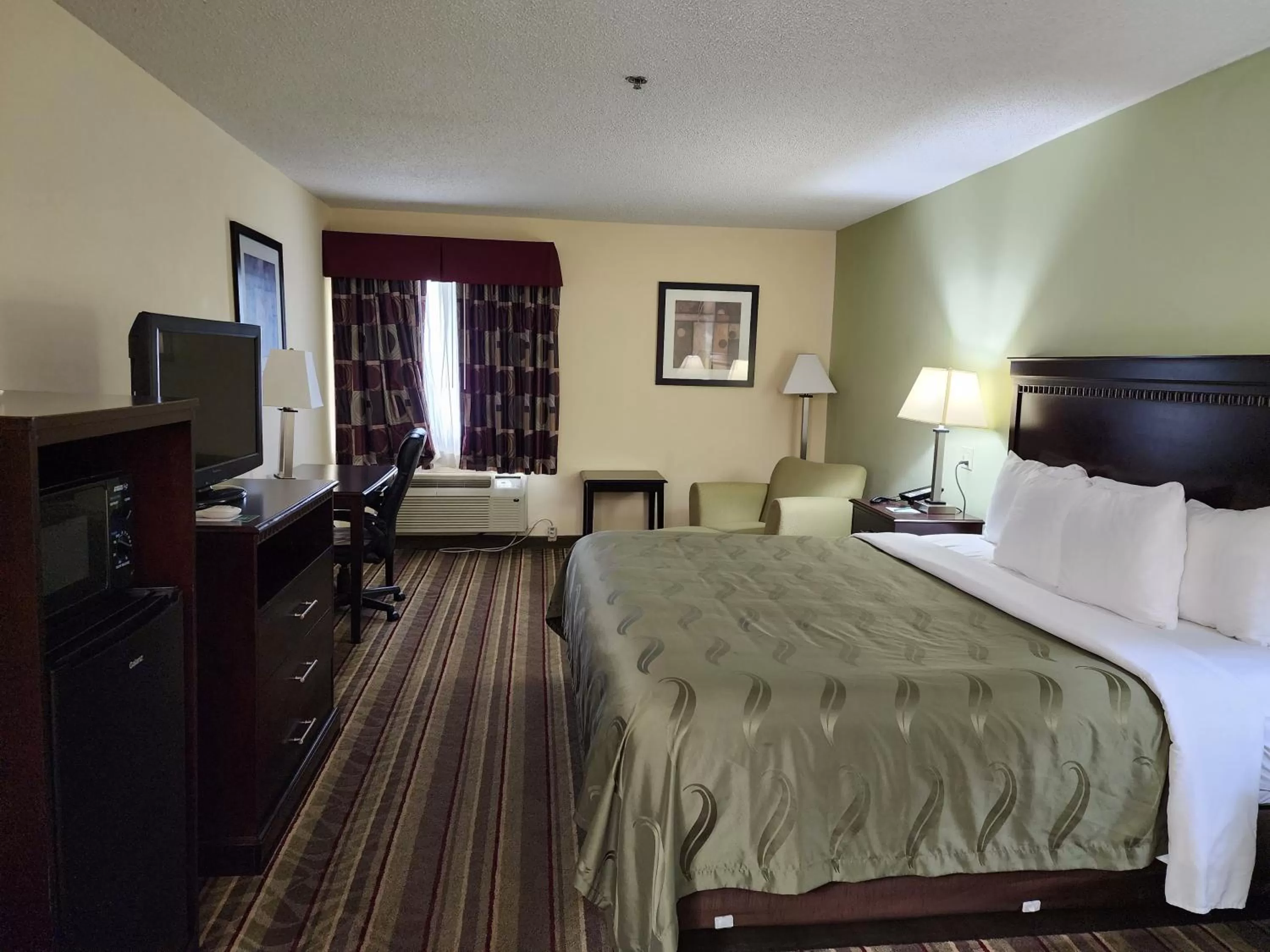 Bed in Quality Inn Wheelersburg