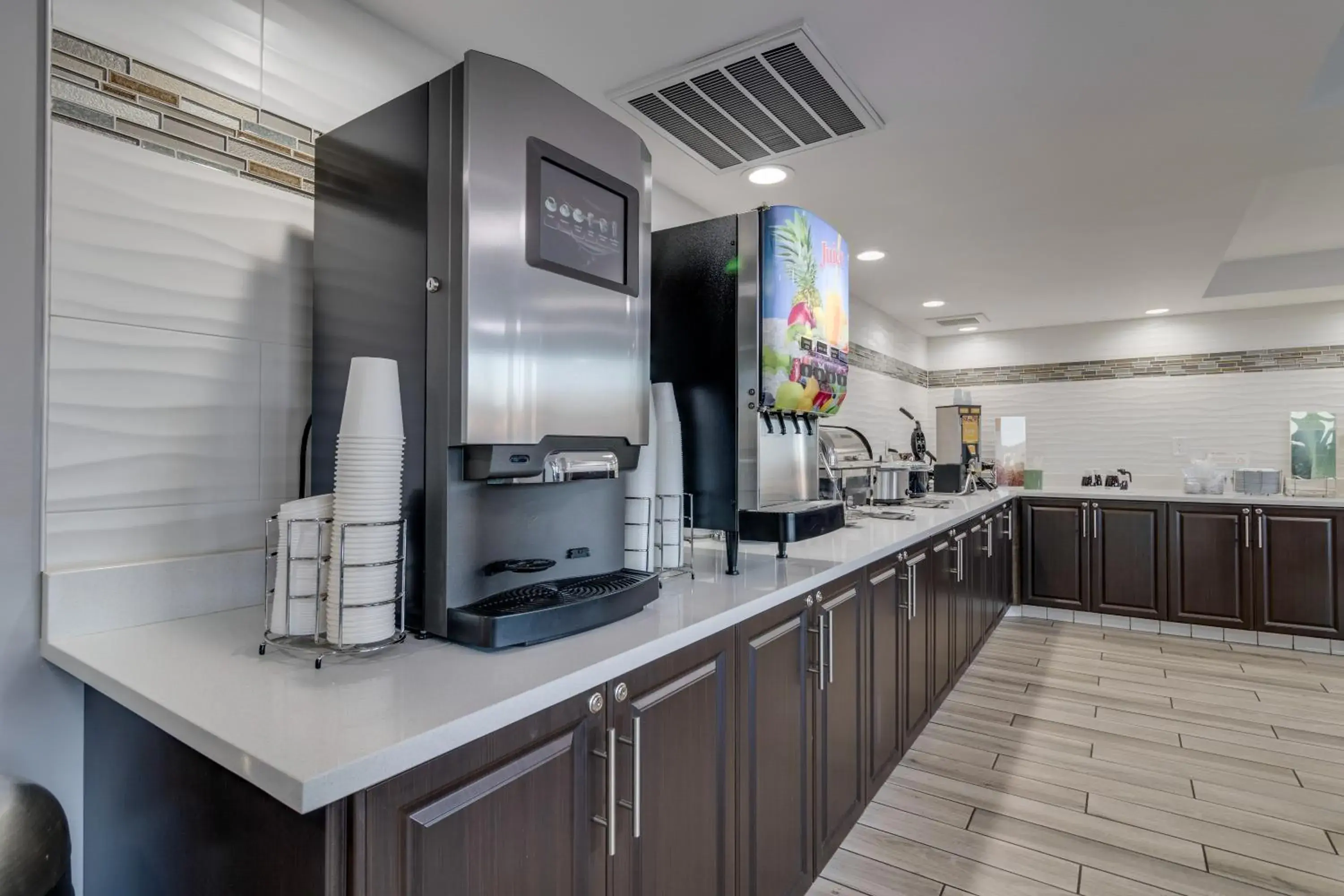 Coffee/tea facilities, Kitchen/Kitchenette in Quality Inn Interstate