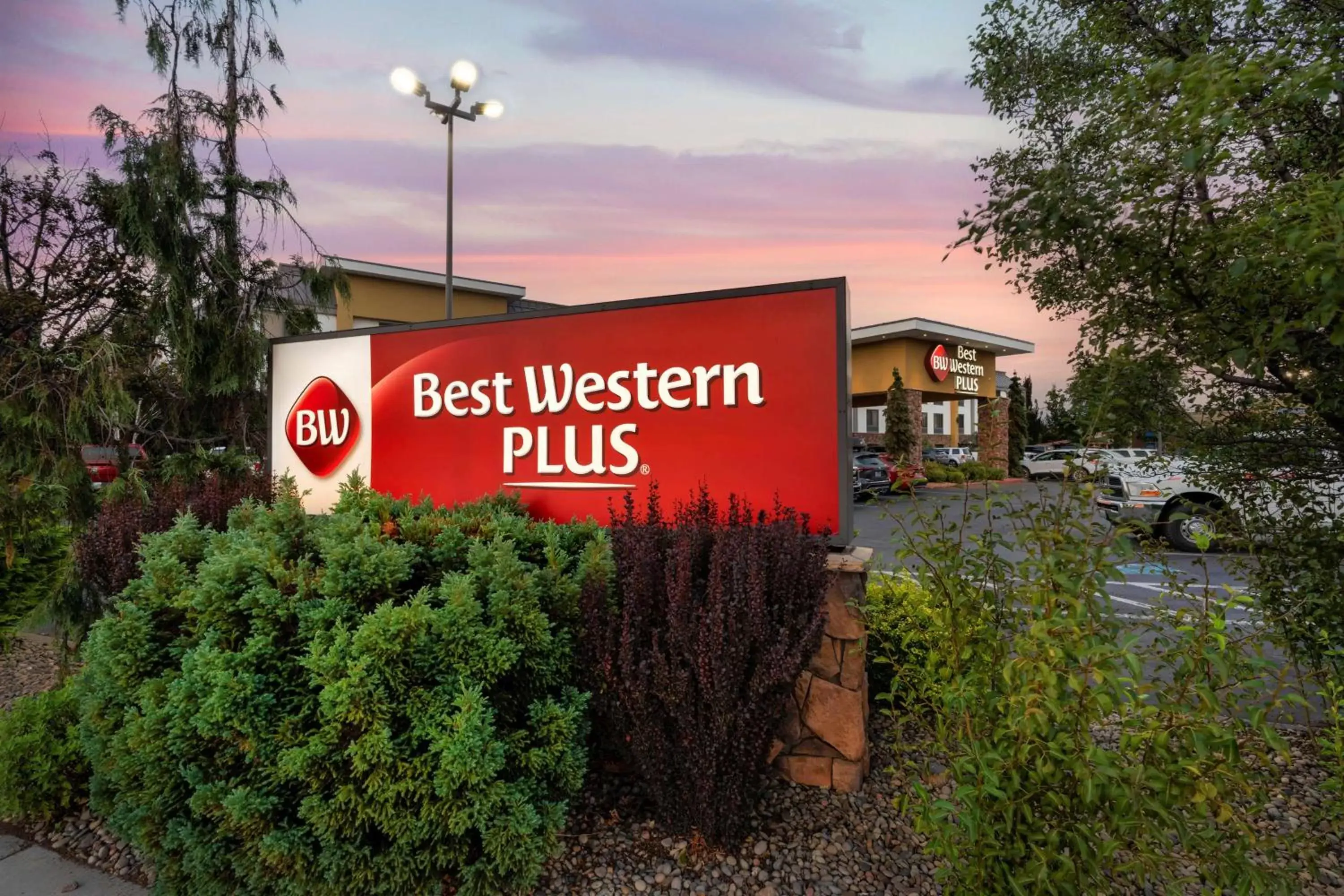 Property building in Best Western Plus Olympic Inn