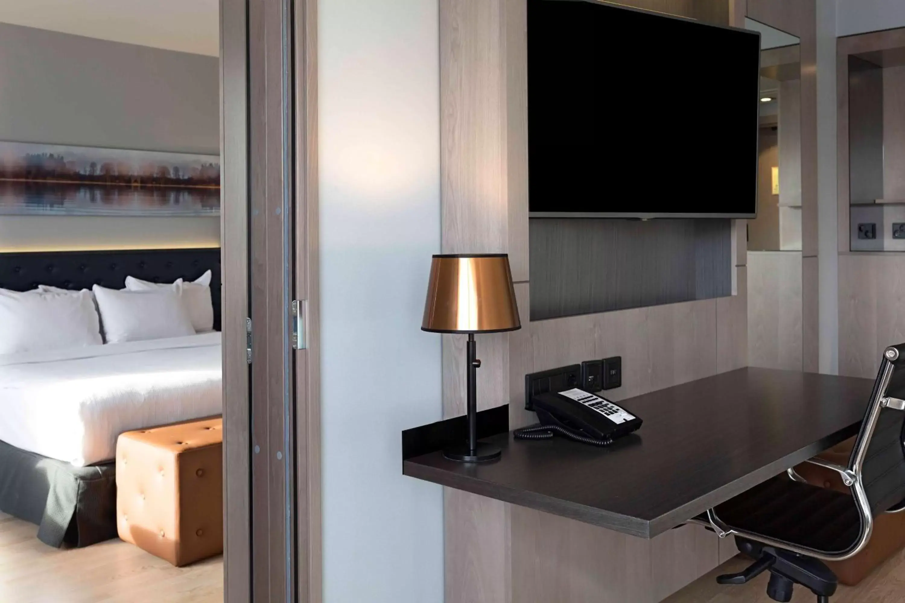 Bedroom, TV/Entertainment Center in Hilton Helsinki Strand