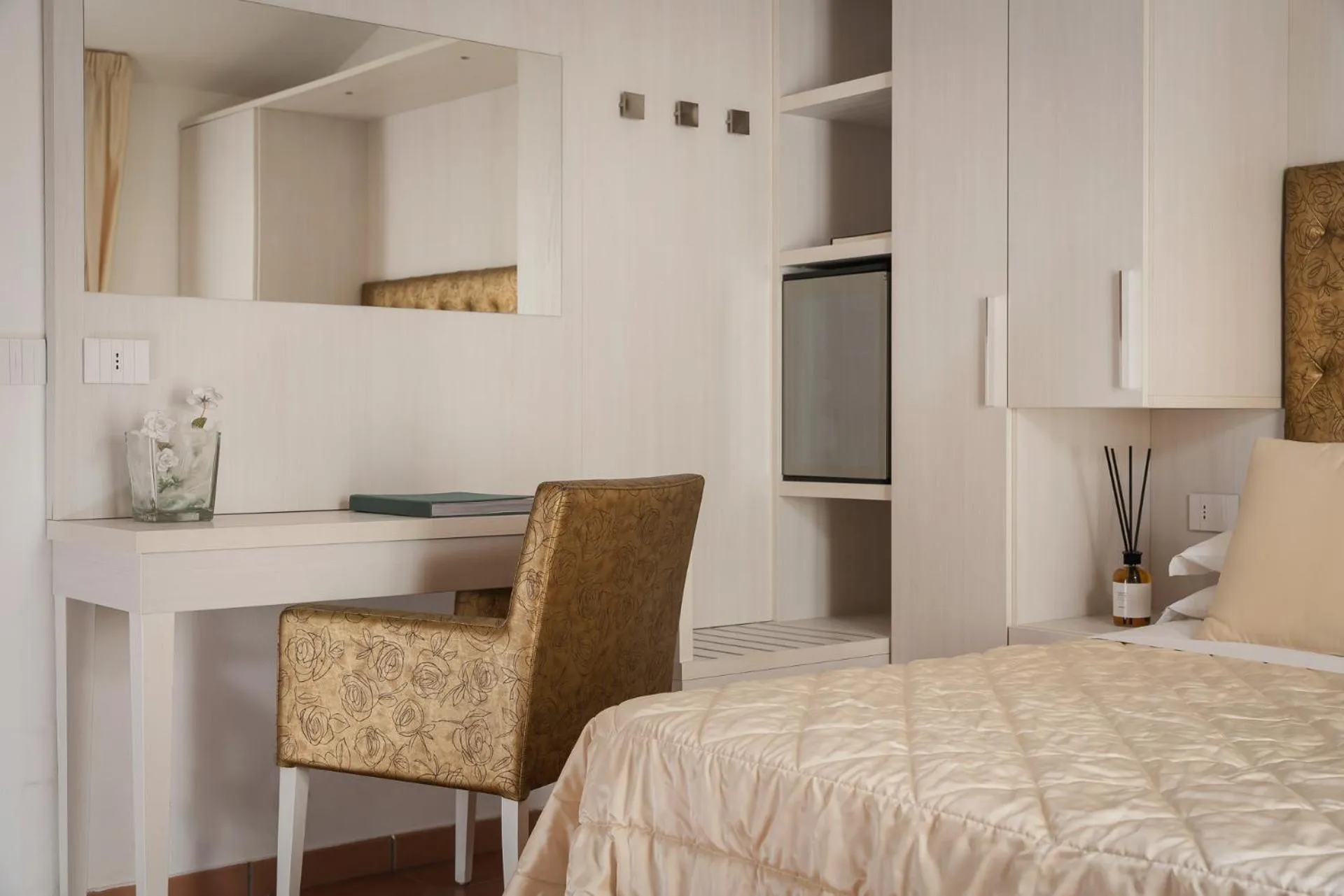 Photo of the whole room, Bed in Albergo Rossini 1936 Small & Charming