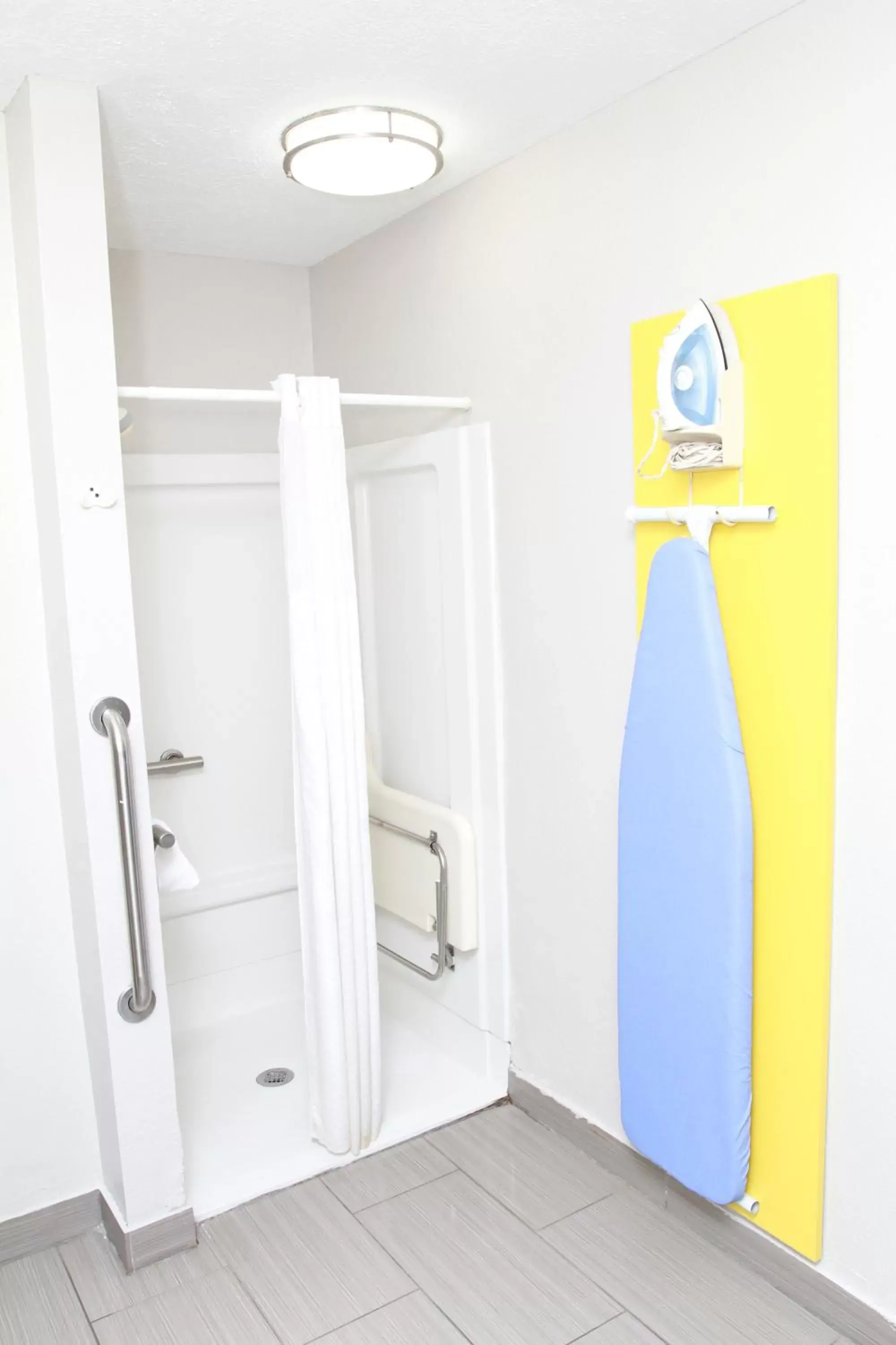 King Room - Mobility Access/Smoking in Days Inn by Wyndham Forest King Room - Mobility Access/Smoking in Days Inn by Wyndham Forest