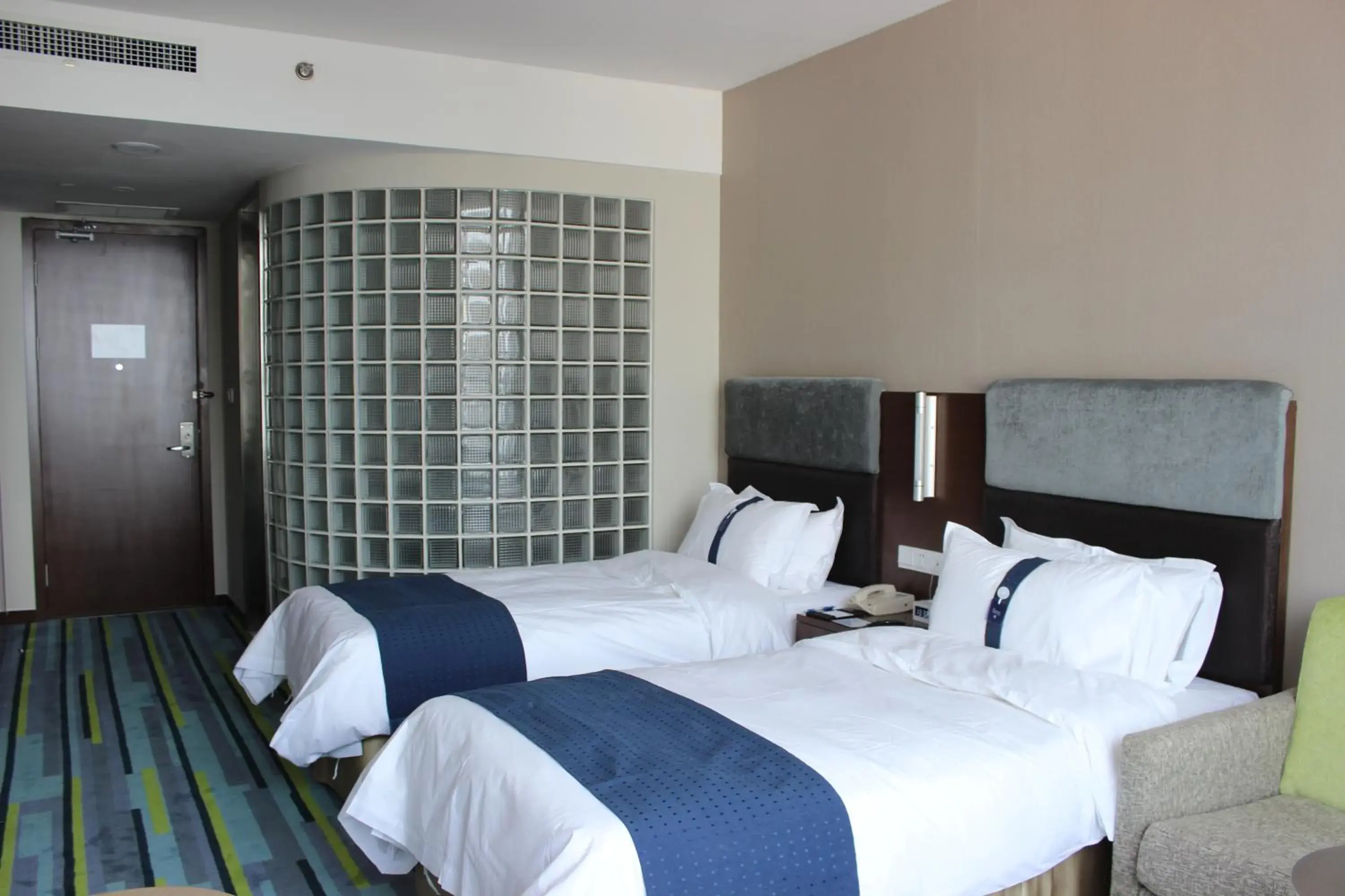 Bed in Holiday Inn Express Weihai Hi-Tech Zone, an IHG Hotel