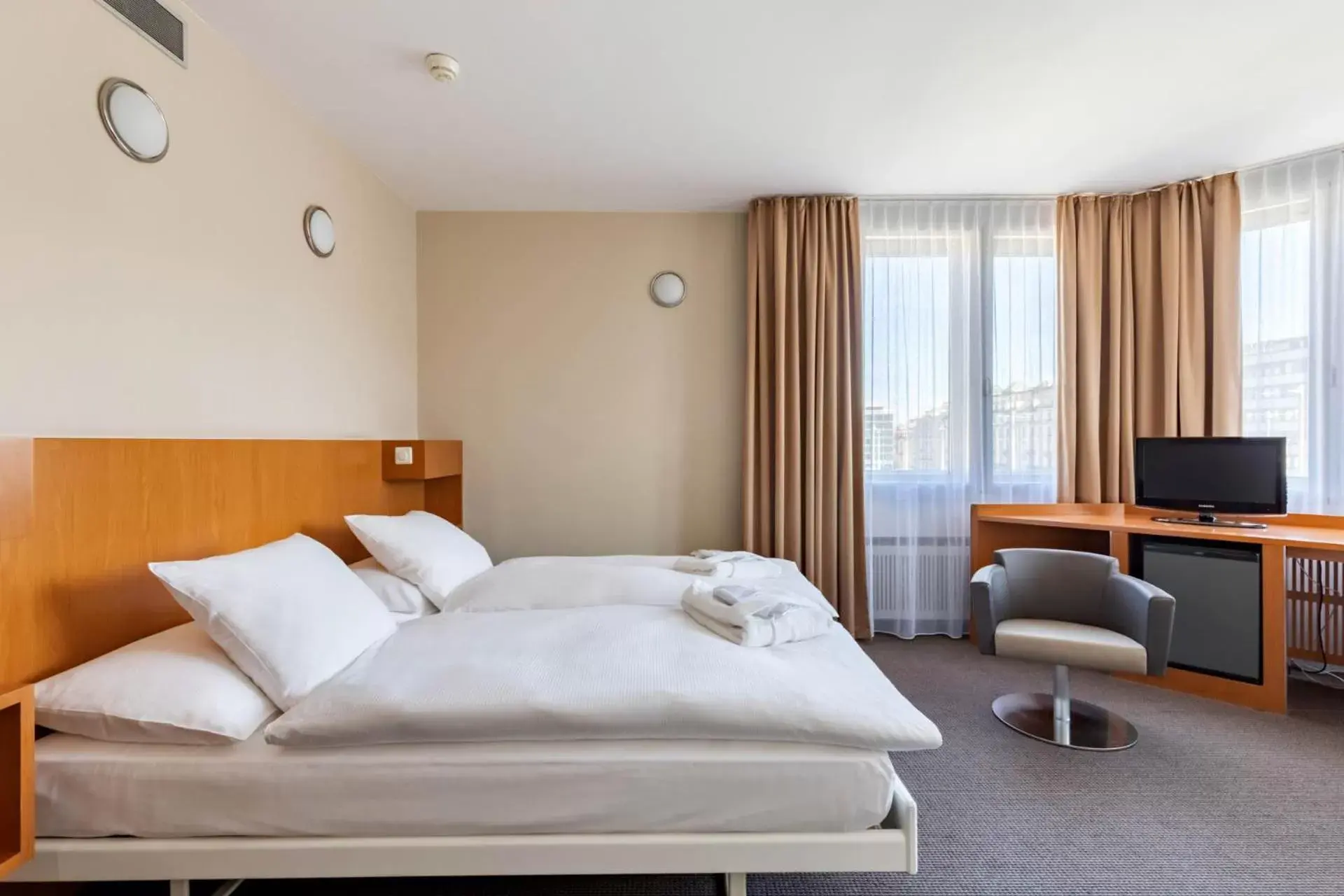 Bed in Hotel Cornavin Geneve