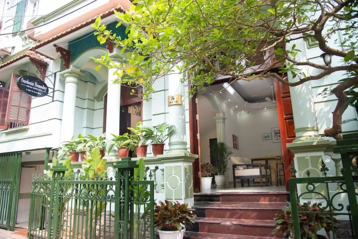 Facade/entrance in Eden Westlake Hotel Facade/entrance in Eden Westlake Hotel