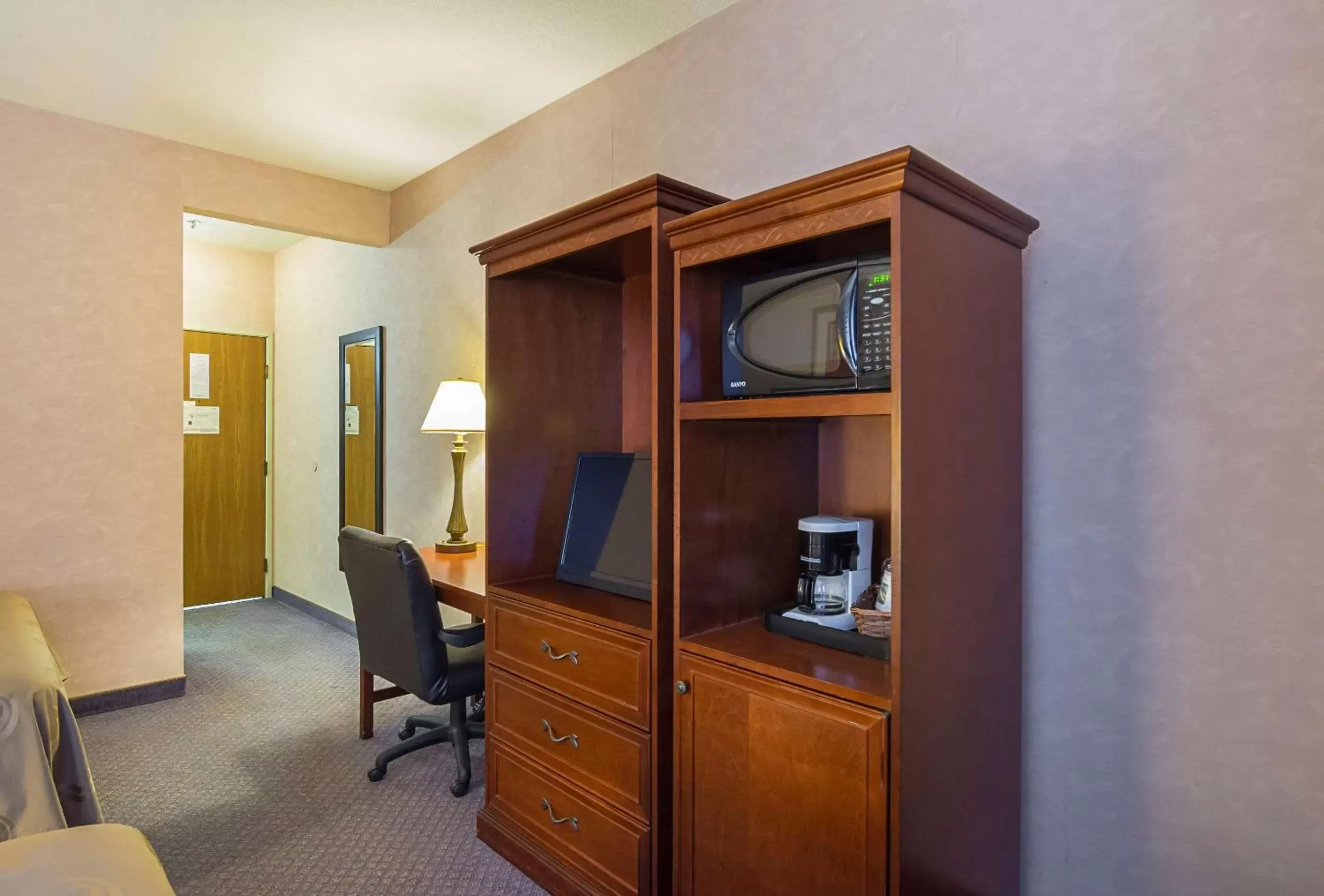 Photo of the whole room, TV/Entertainment Center in Quality Inn Fresno Airport