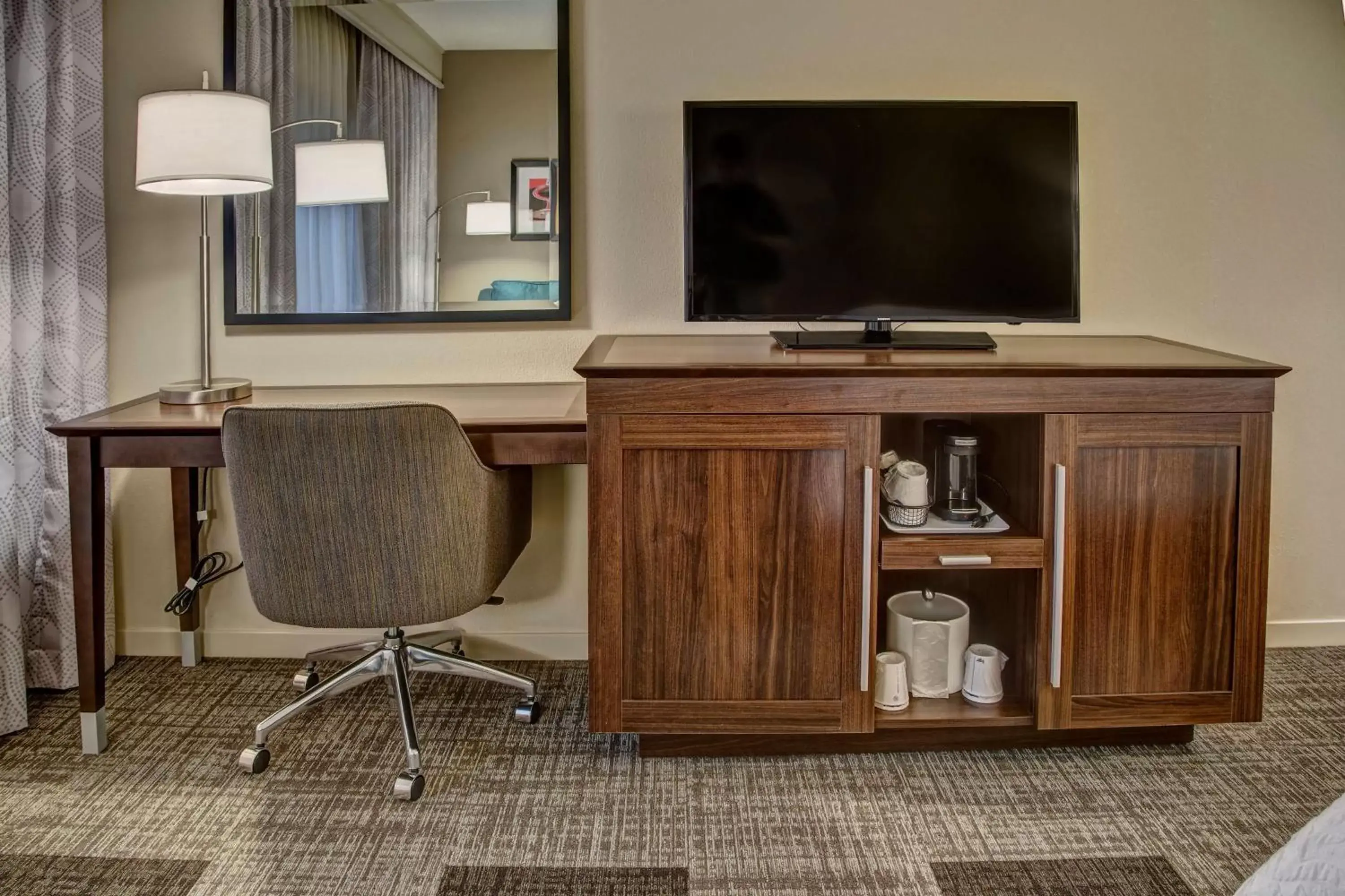 Bed, TV/Entertainment Center in Hampton Inn & Suites By Hilton Nashville Hendersonville Tn