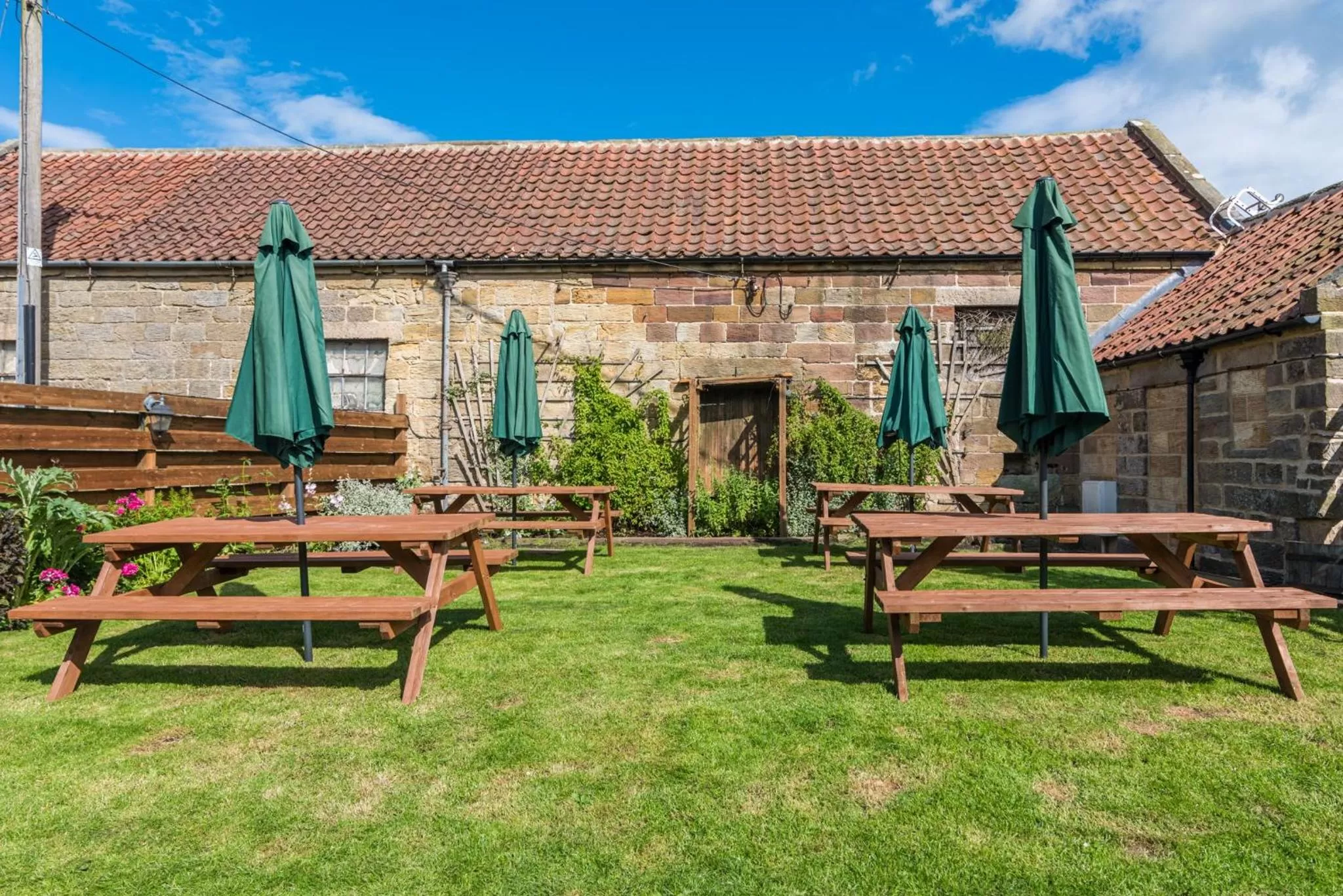 Garden, Property Building in The Witching Post Inn