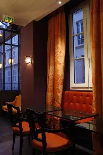 Lounge or bar in Windsor Opera Lounge or bar in Windsor Opera