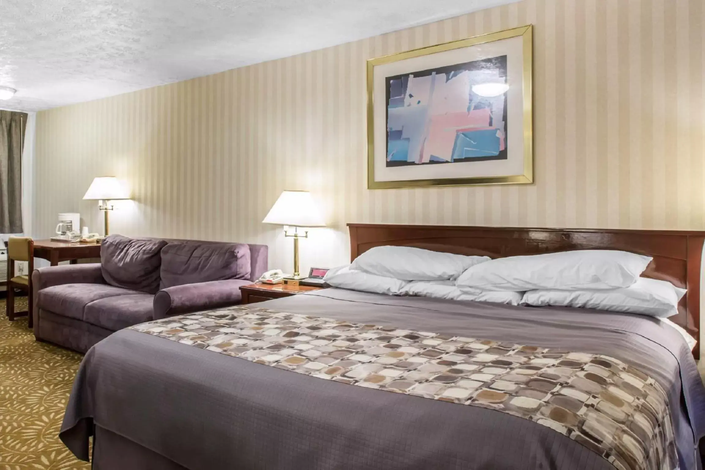 King Room with Sofa Bed - Non-Smoking in Rodeway Inn & Suites Branford - Guilford