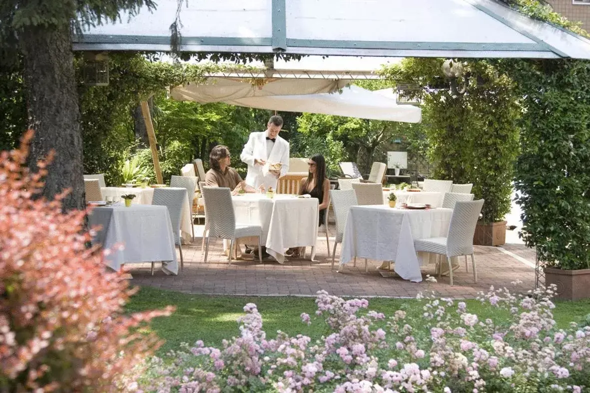 Patio, Banquet Facilities in Park Hotel Ai Pini & Restaurant Ai Pini