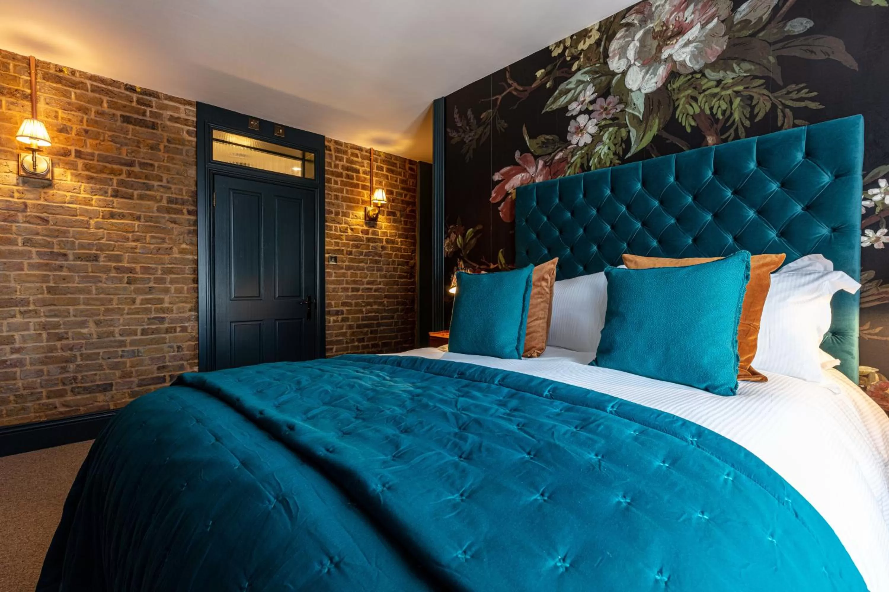 Bedroom, Bed in Red Lion