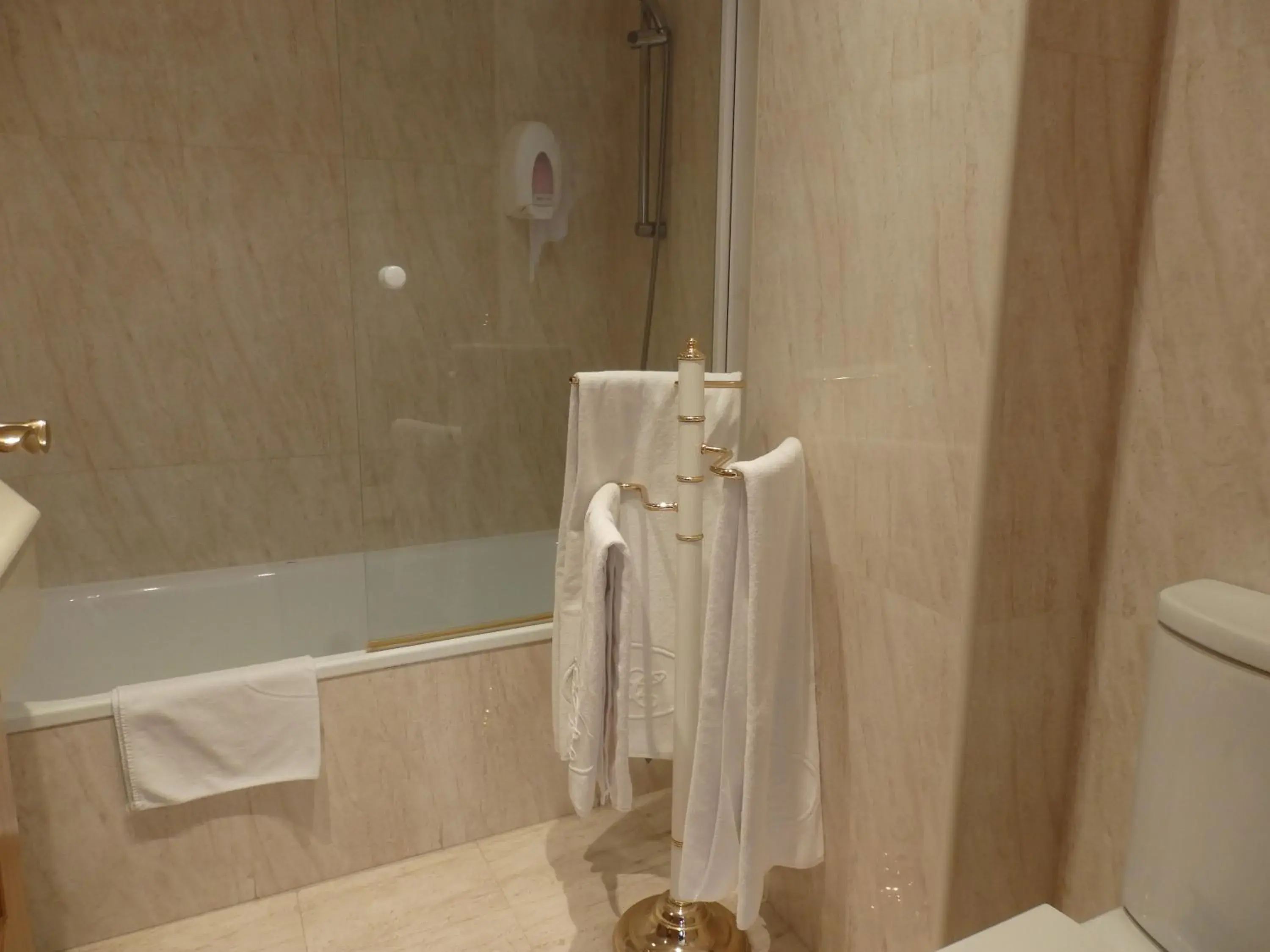 Bathroom in Hotel Aranda