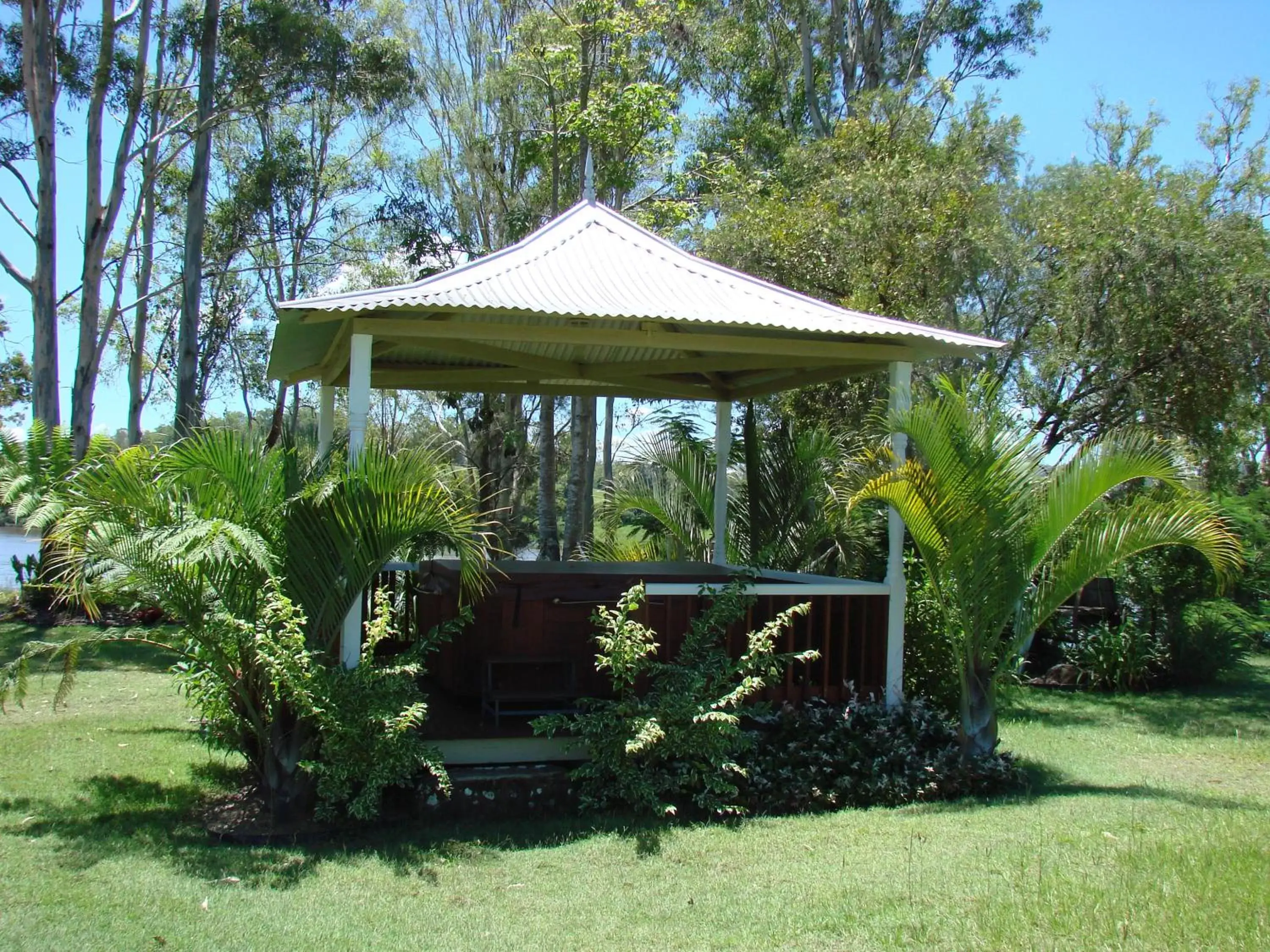 Hot Tub, Garden in Clarence River Bed & Breakfast