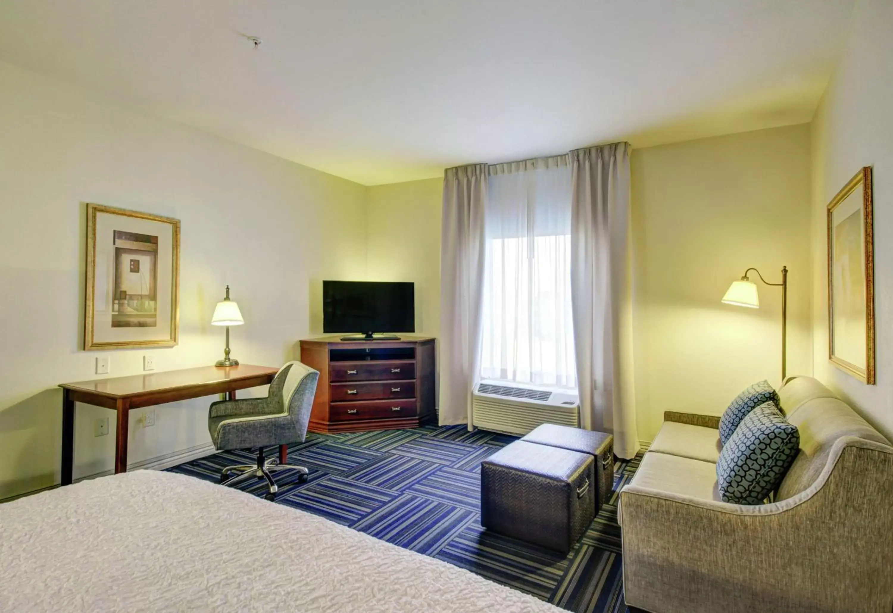 Bedroom, TV/Entertainment Center in Hampton Inn and Suites Alexandria