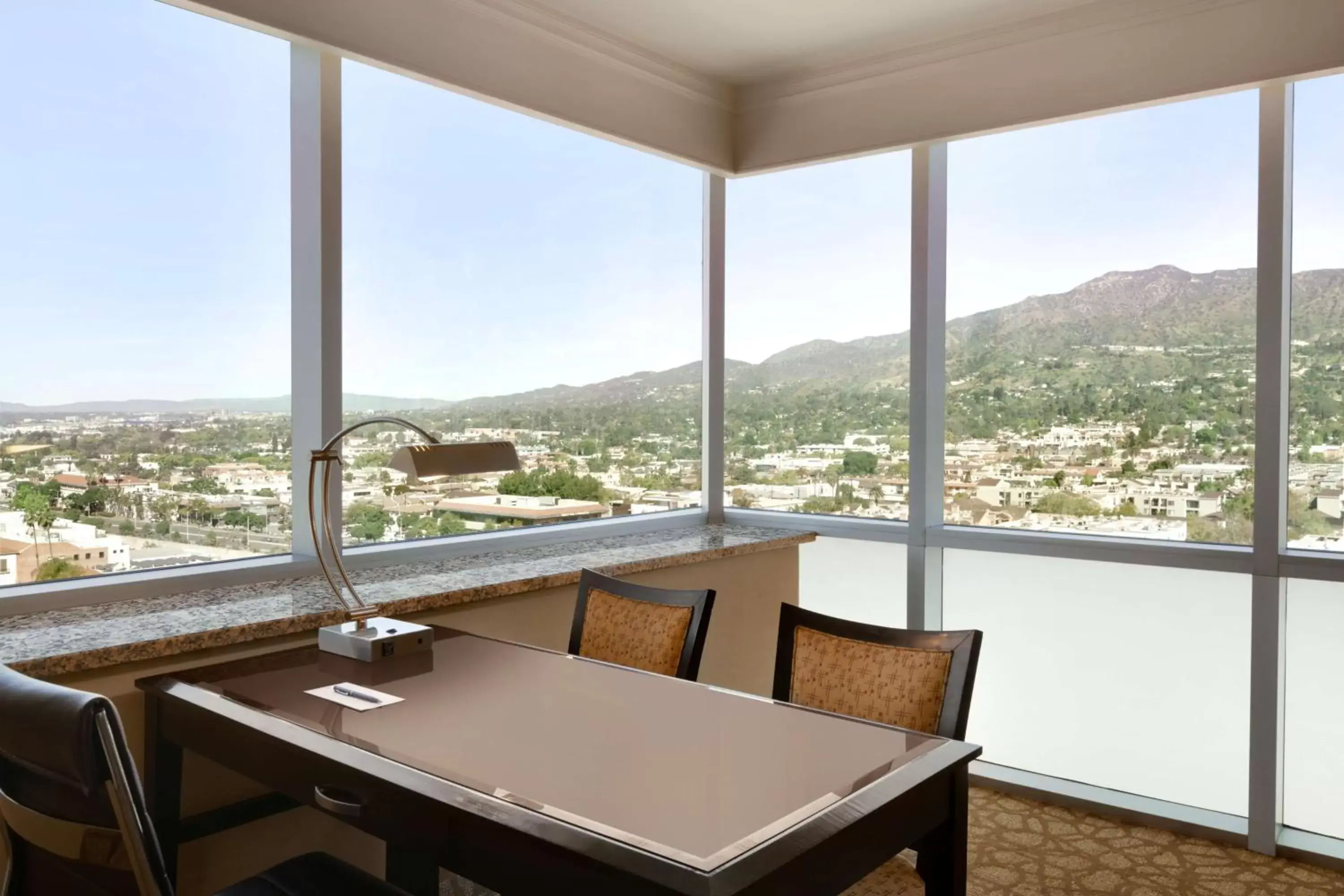 Living room, Mountain View in Embassy Suites Los Angeles Glendale