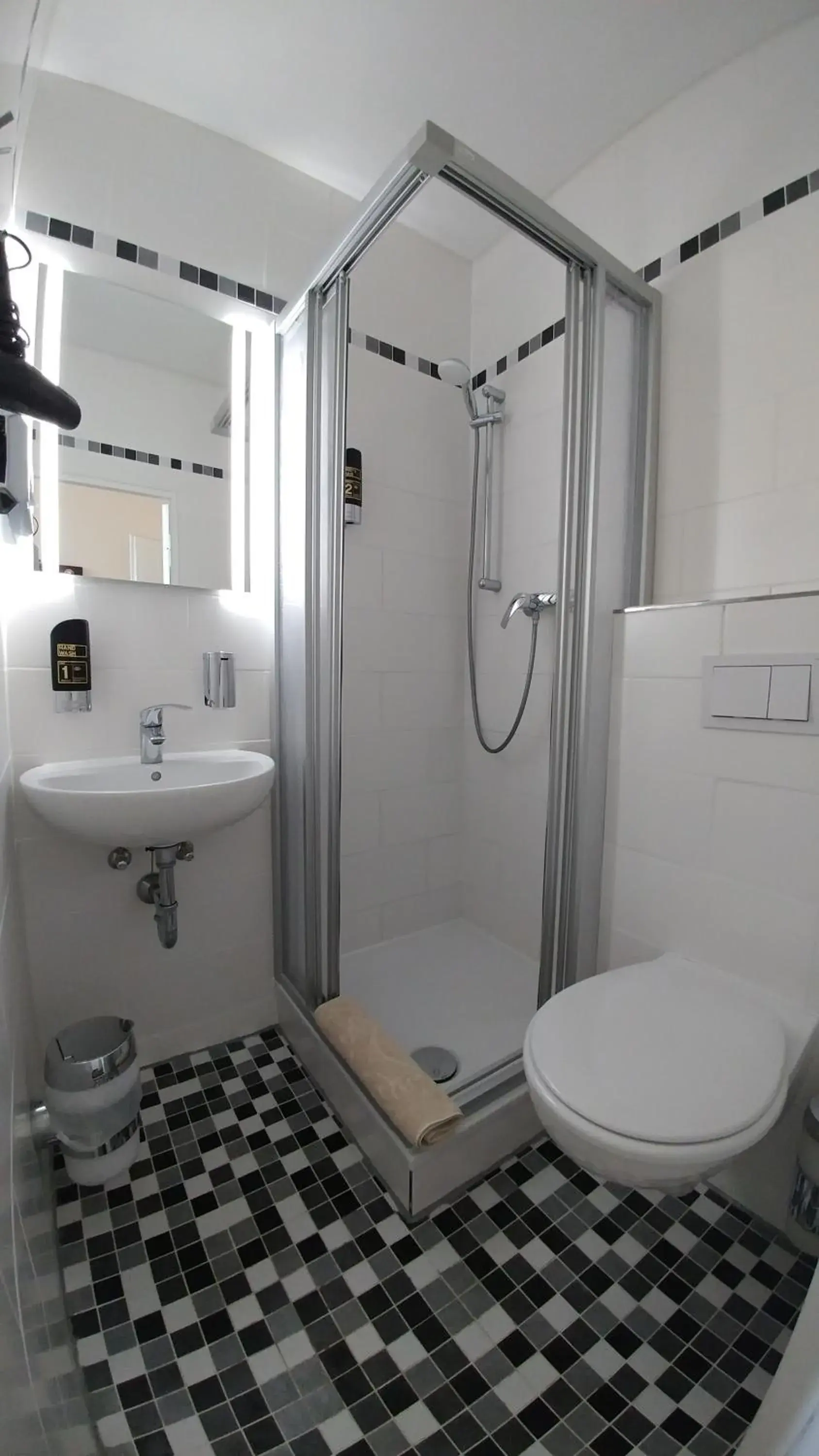 Bathroom in Hotel Pension Xantener Eck