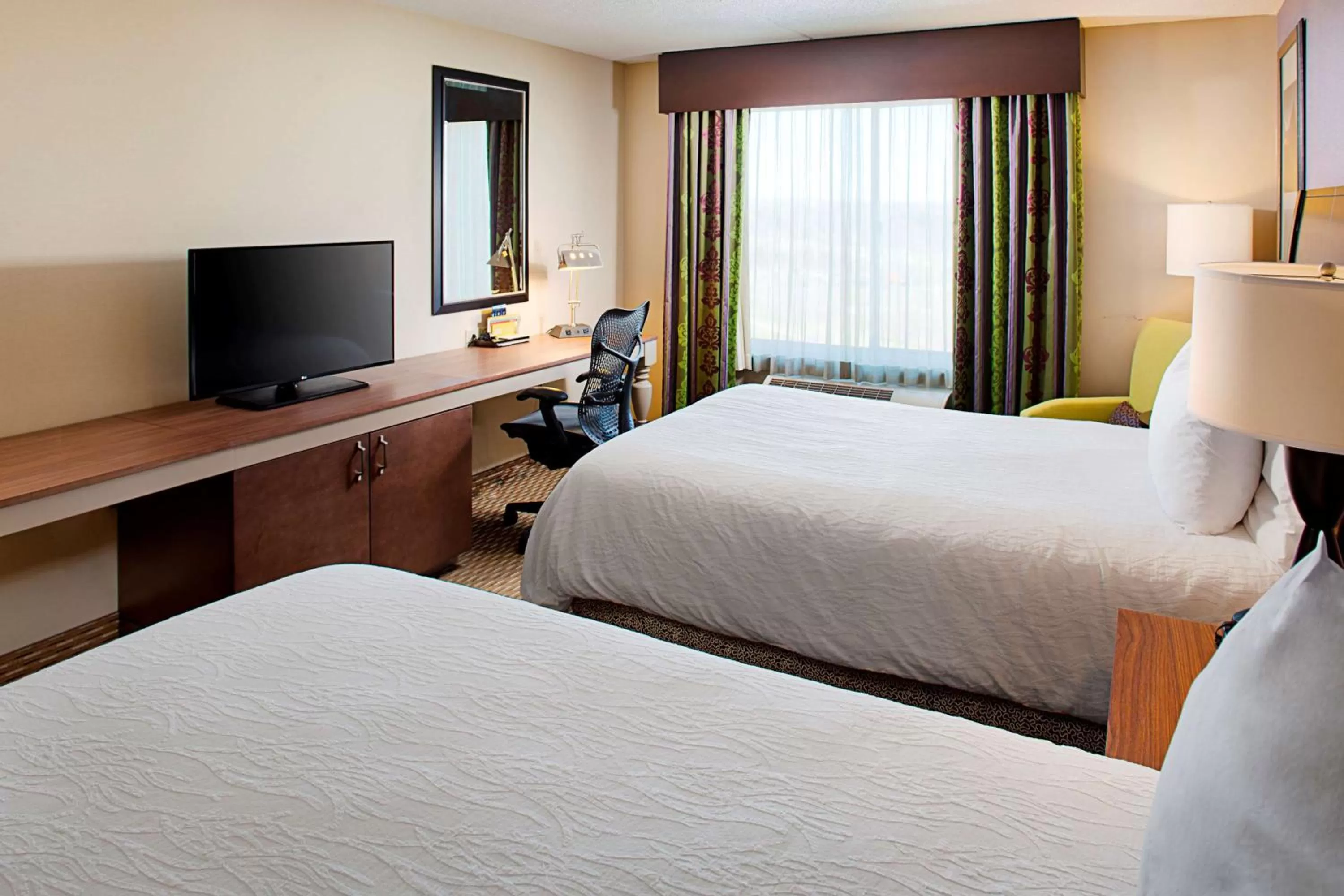 Bed in Hilton Garden Inn Hartford North-Bradley International Airport