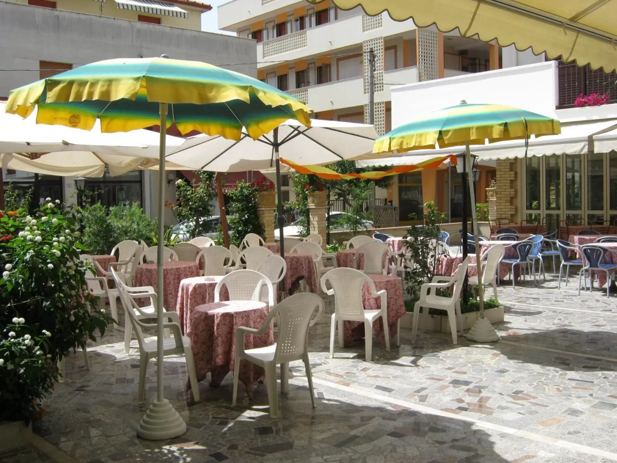 Patio, Restaurant/Places to Eat in B&B - Hotel Blurelda