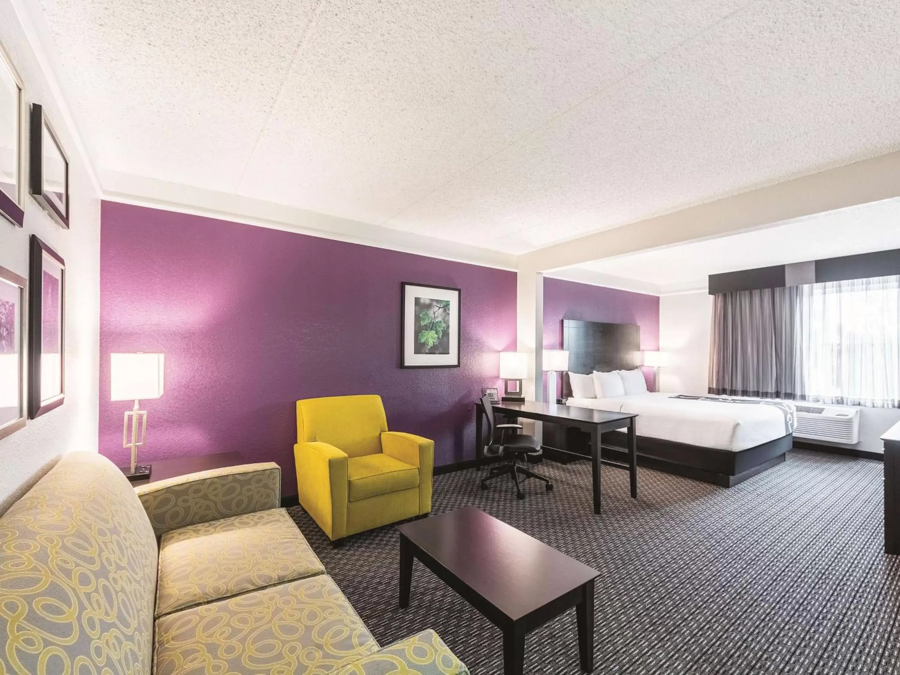 Photo of the whole room, Seating Area in La Quinta Inn & Suites by Wyndham San Antonio Downtown