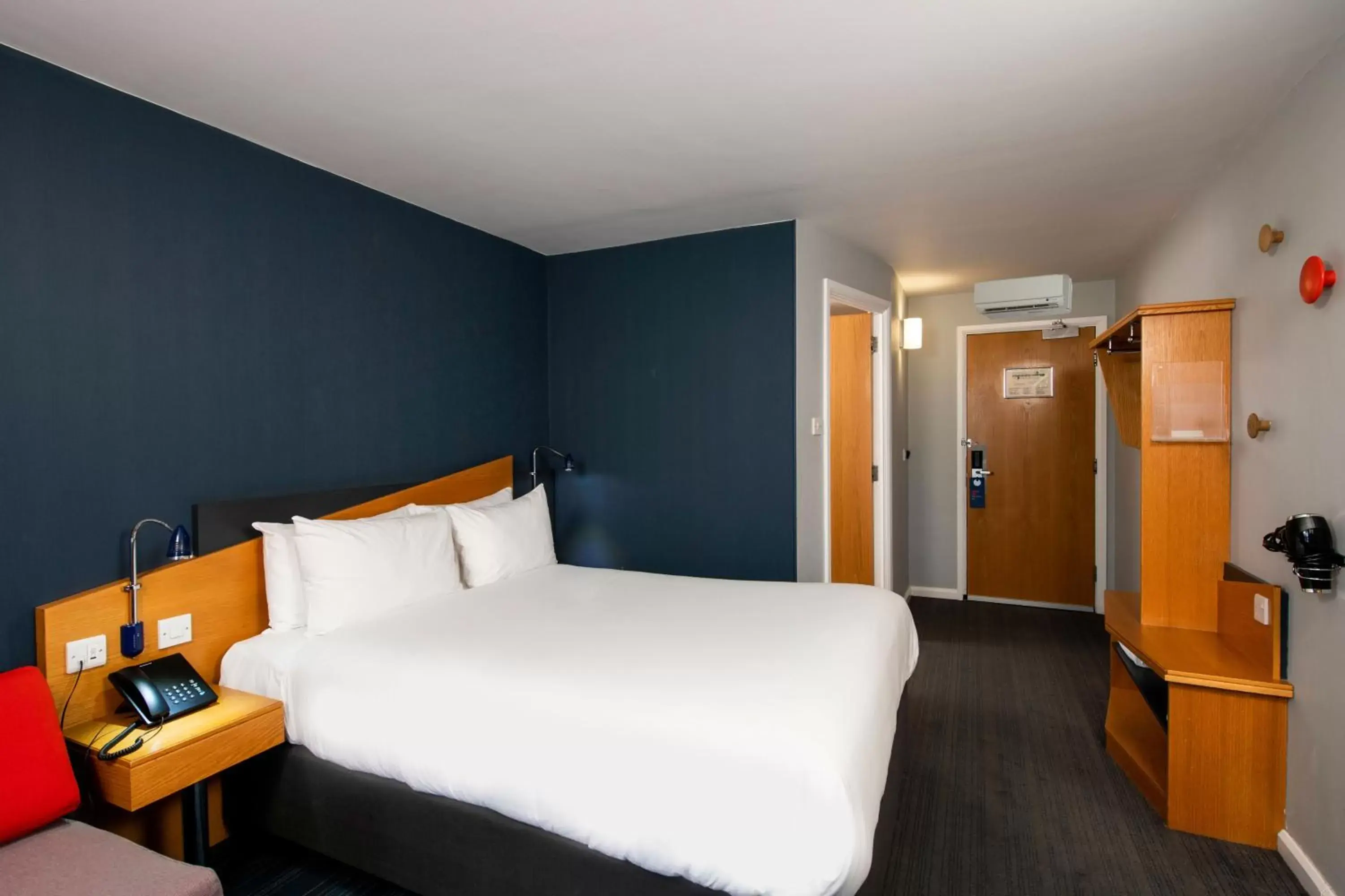 Bed in Holiday Inn Express Newport, an IHG Hotel