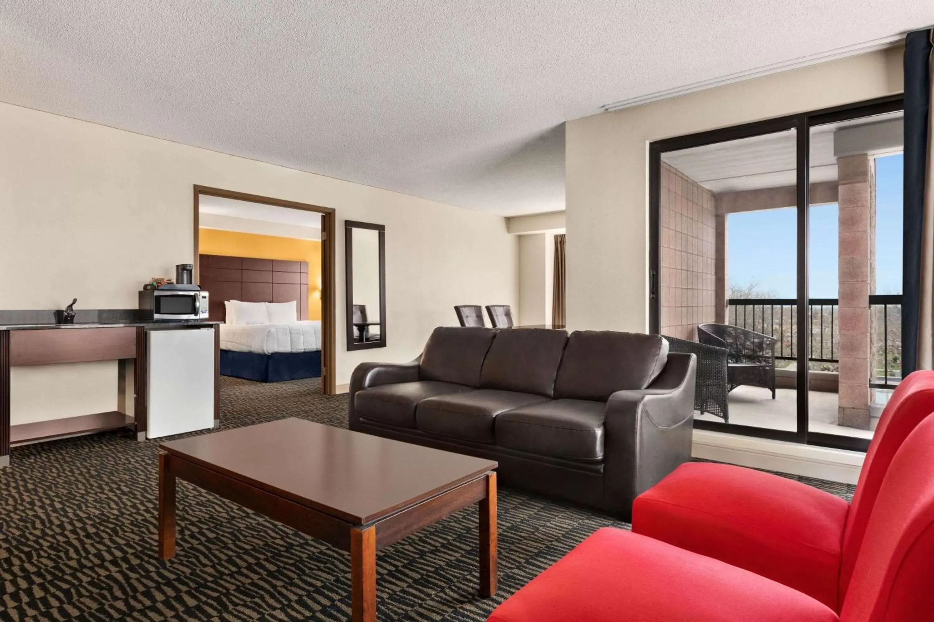 Photo of the whole room, Seating Area in Ramada Plaza by Wyndham Niagara Falls