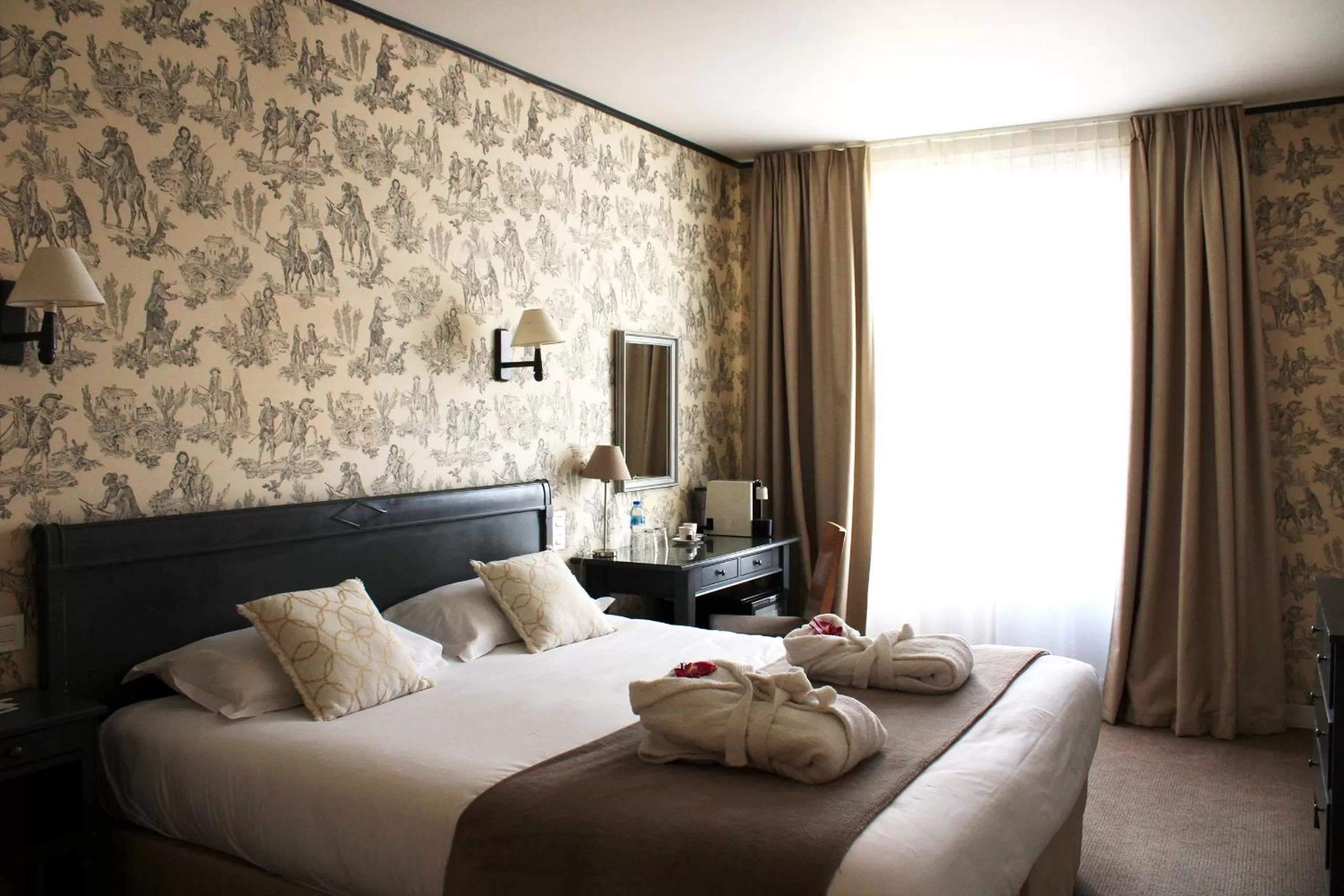 Bedroom, Bed in Hôtel Villa Flornoy Pornichet Baie de la Baule