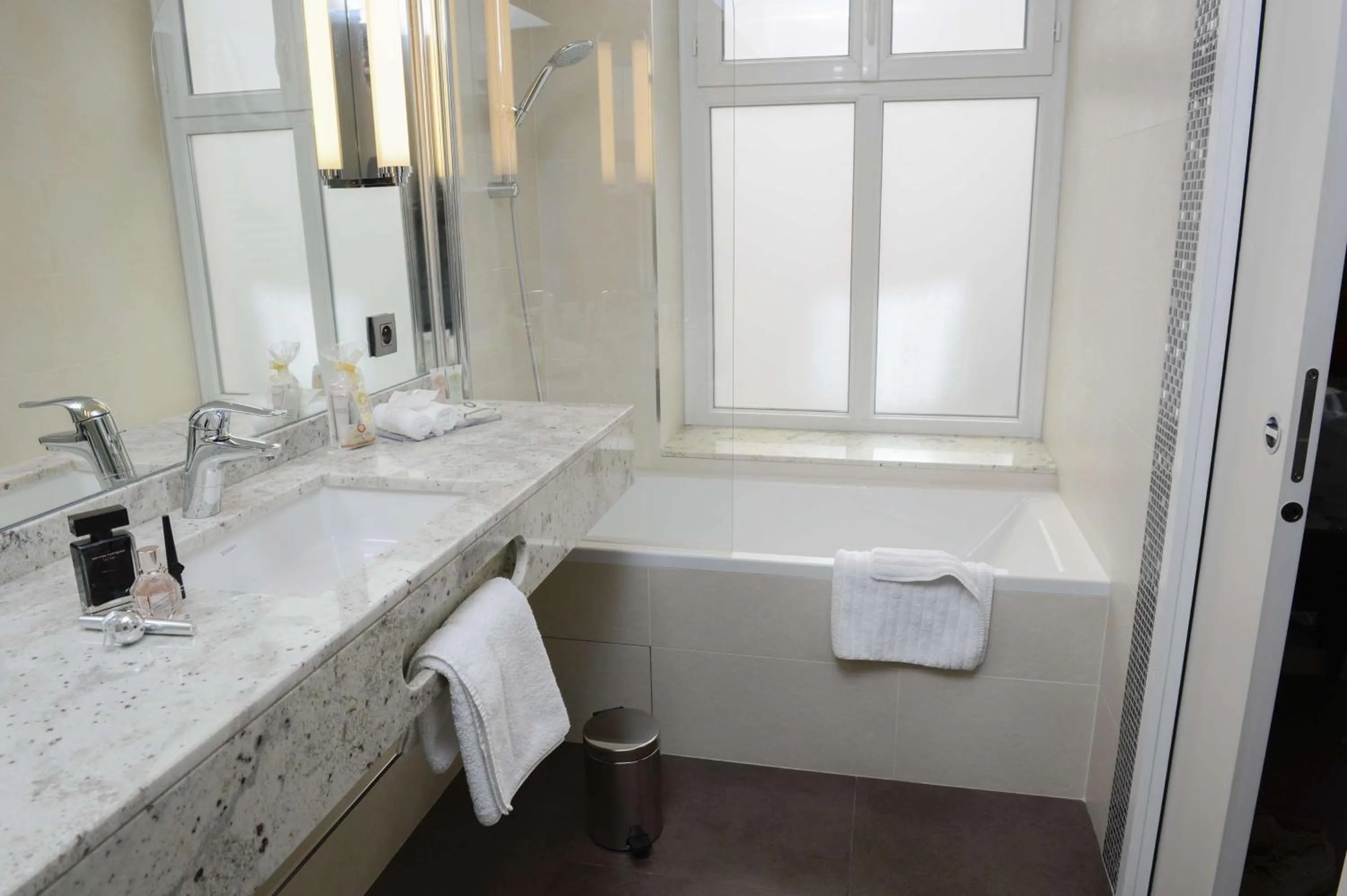 Photo of the whole room in Best Western Plus Hotel Sydney Opera