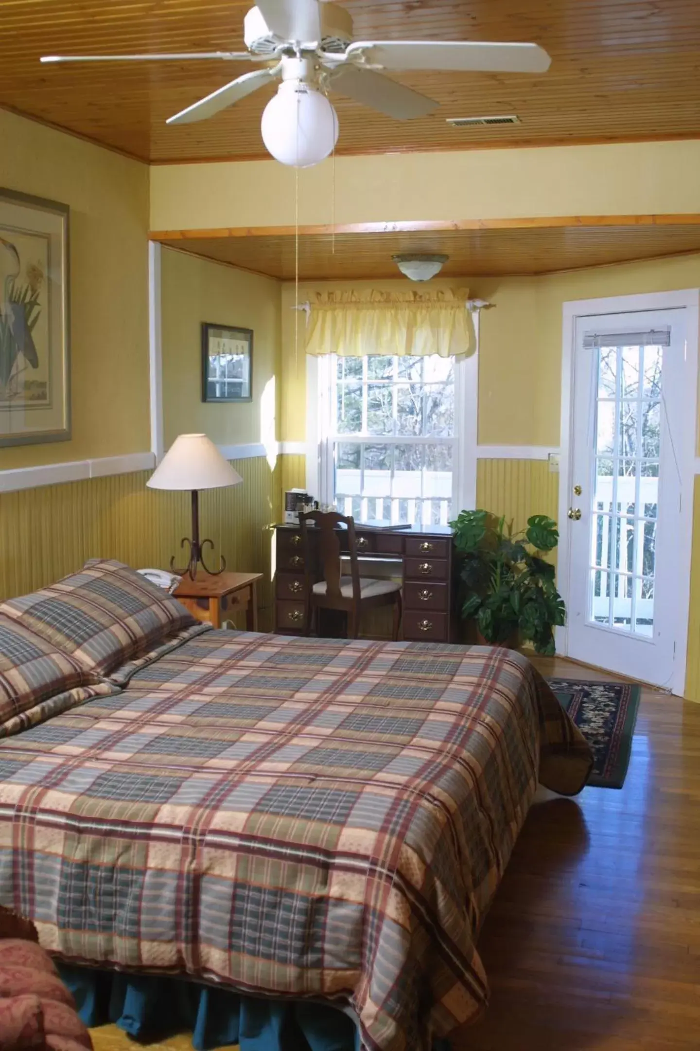 Lodge King Room with Balcony in Highland Lake Inn & Resort - Flat Rock