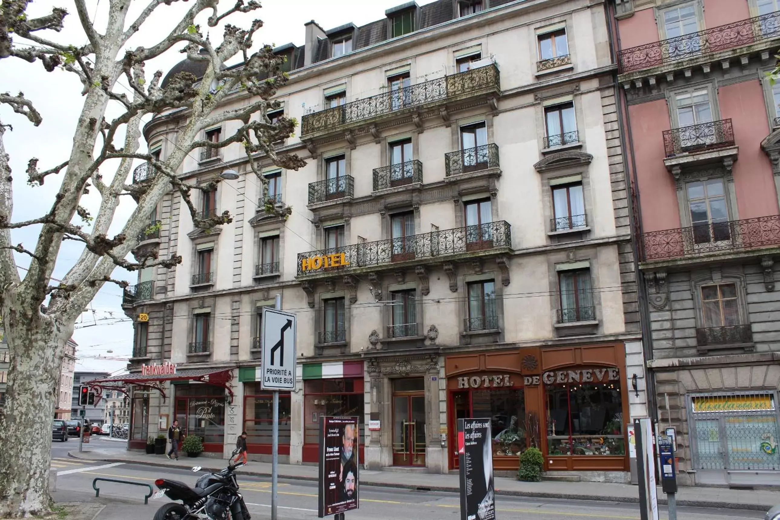 Facade/entrance, Property Building in Hotel de Geneve