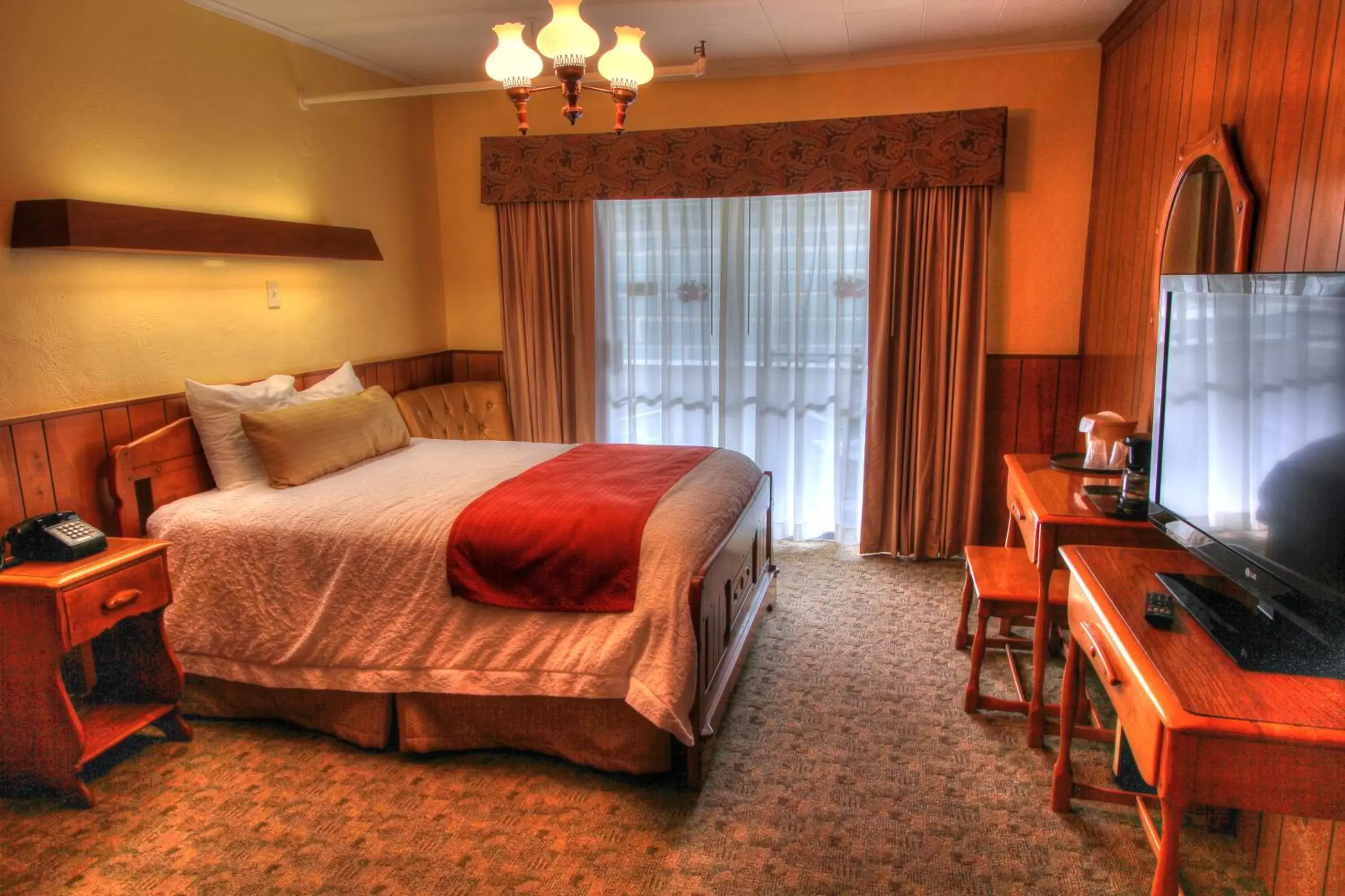 Bedroom, Bed in Gatlinburg Inn