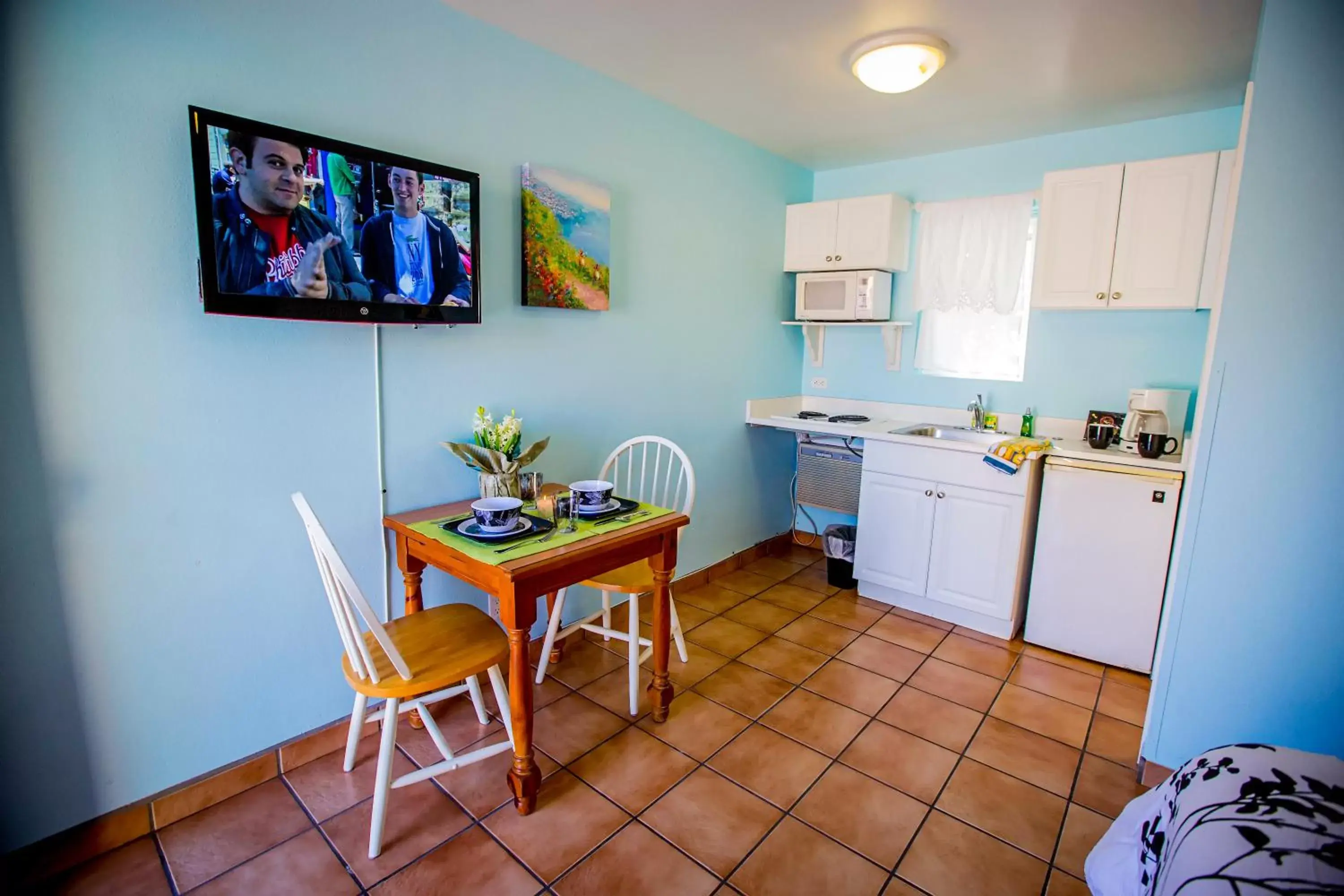 Kitchen or kitchenette, Dining Area in Leucadia Beach Inn