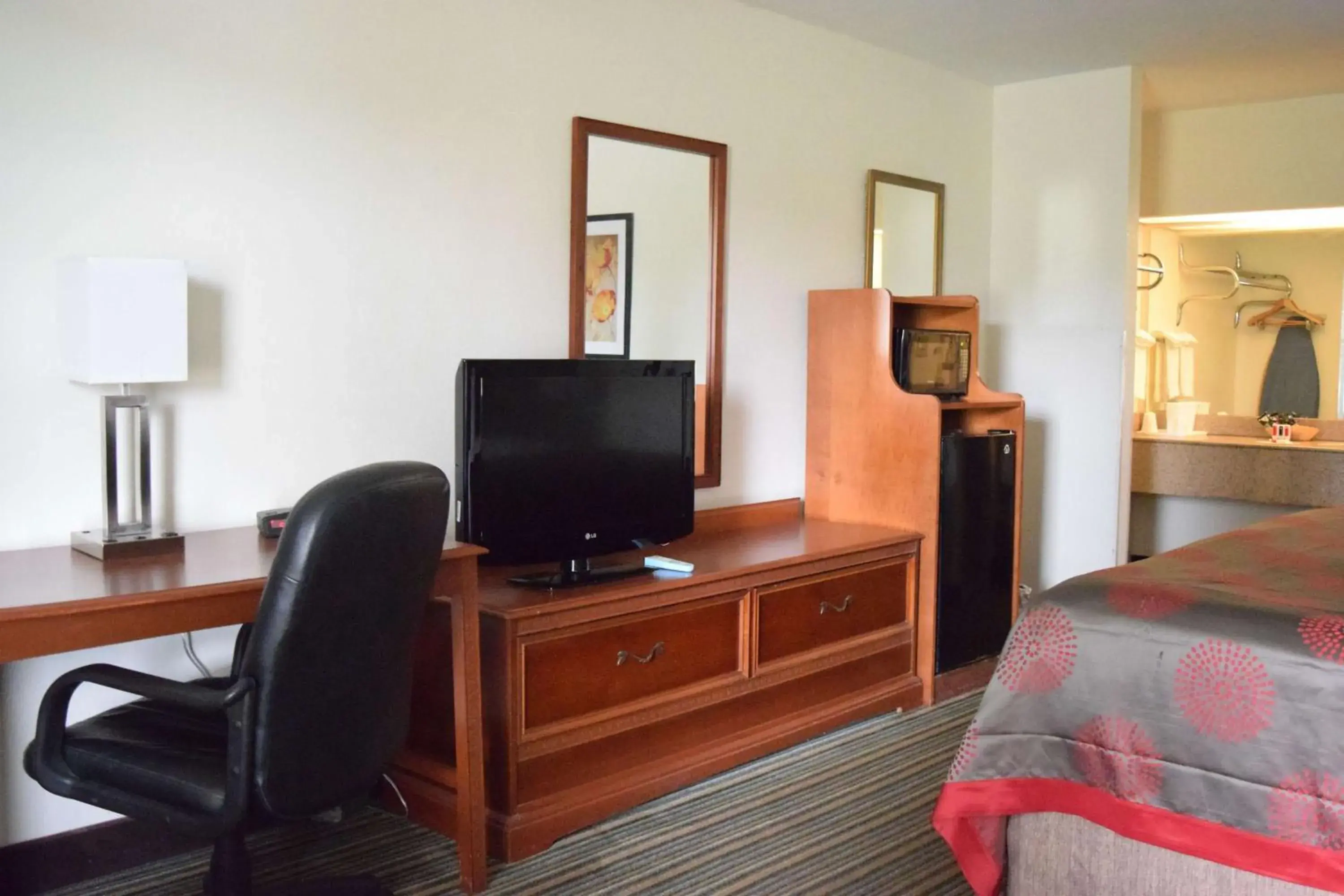 Photo of the whole room, TV/Entertainment Center in Ramada by Wyndham Savannah Gateway