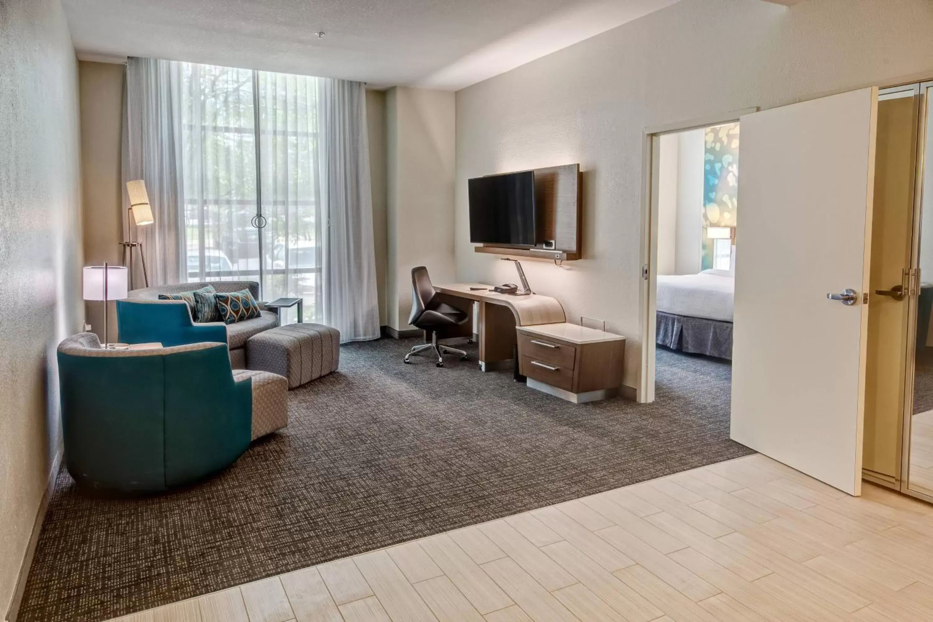 Living room, TV/Entertainment Center in Courtyard by Marriott Dulles Airport Herndon