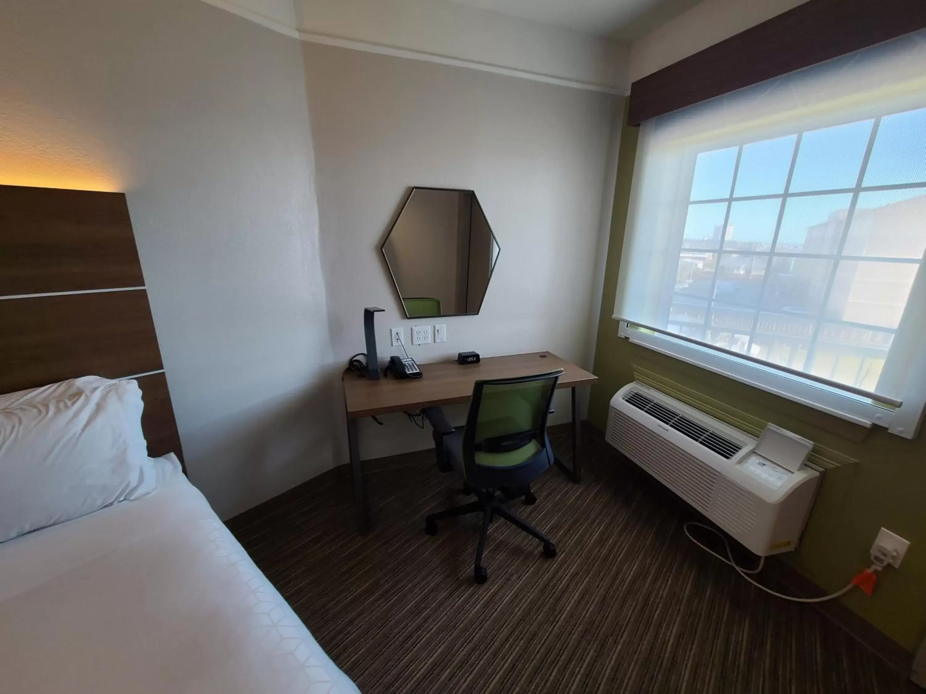 Bedroom, TV/Entertainment Center in Holiday Inn Express Hotel Galveston West-Seawall, an IHG Hotel