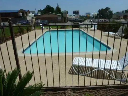 Swimming pool, Pool View in Americas Best Value Inn Center