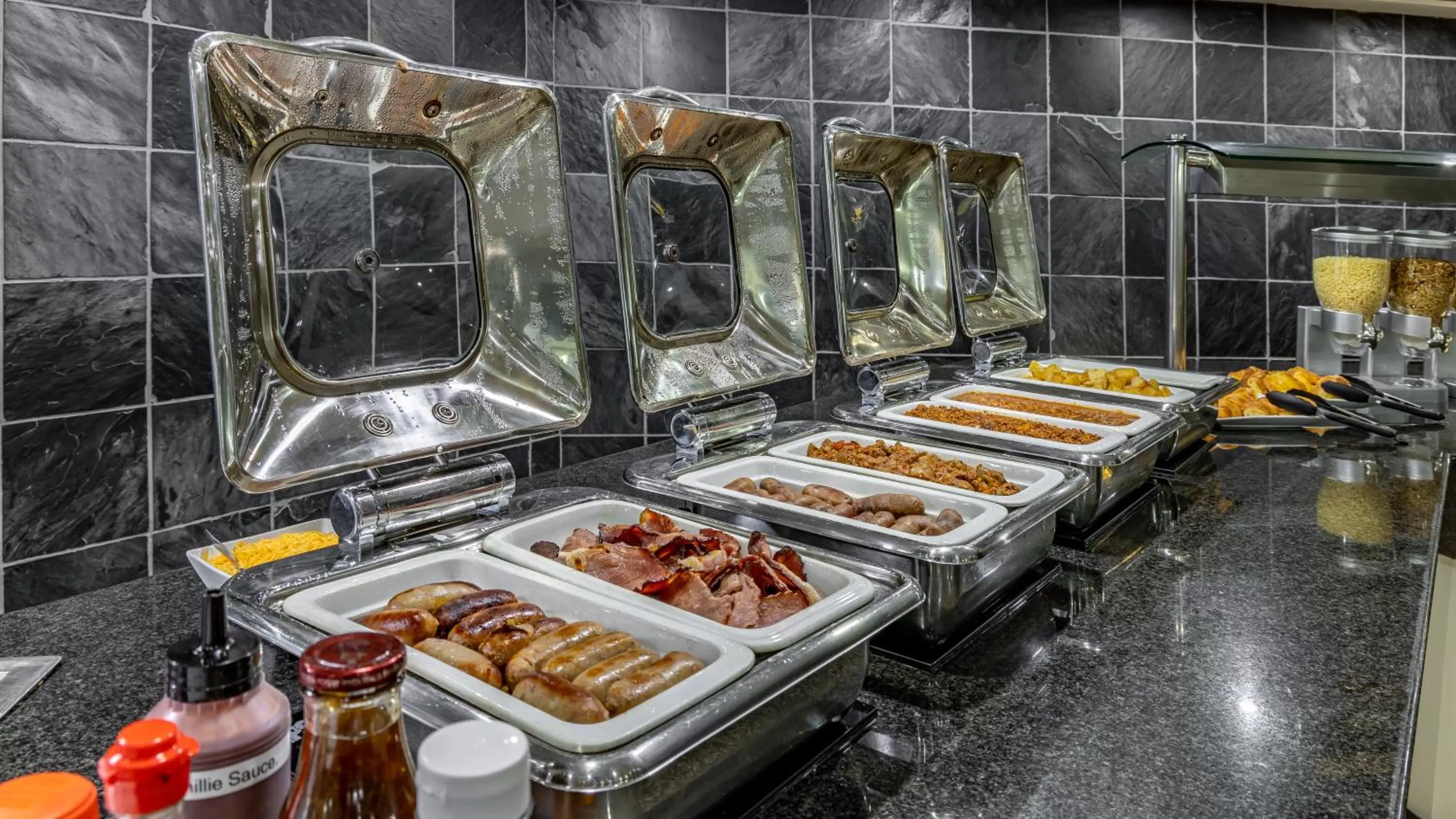 Restaurant/places to eat in African Sky Newcastle Inn