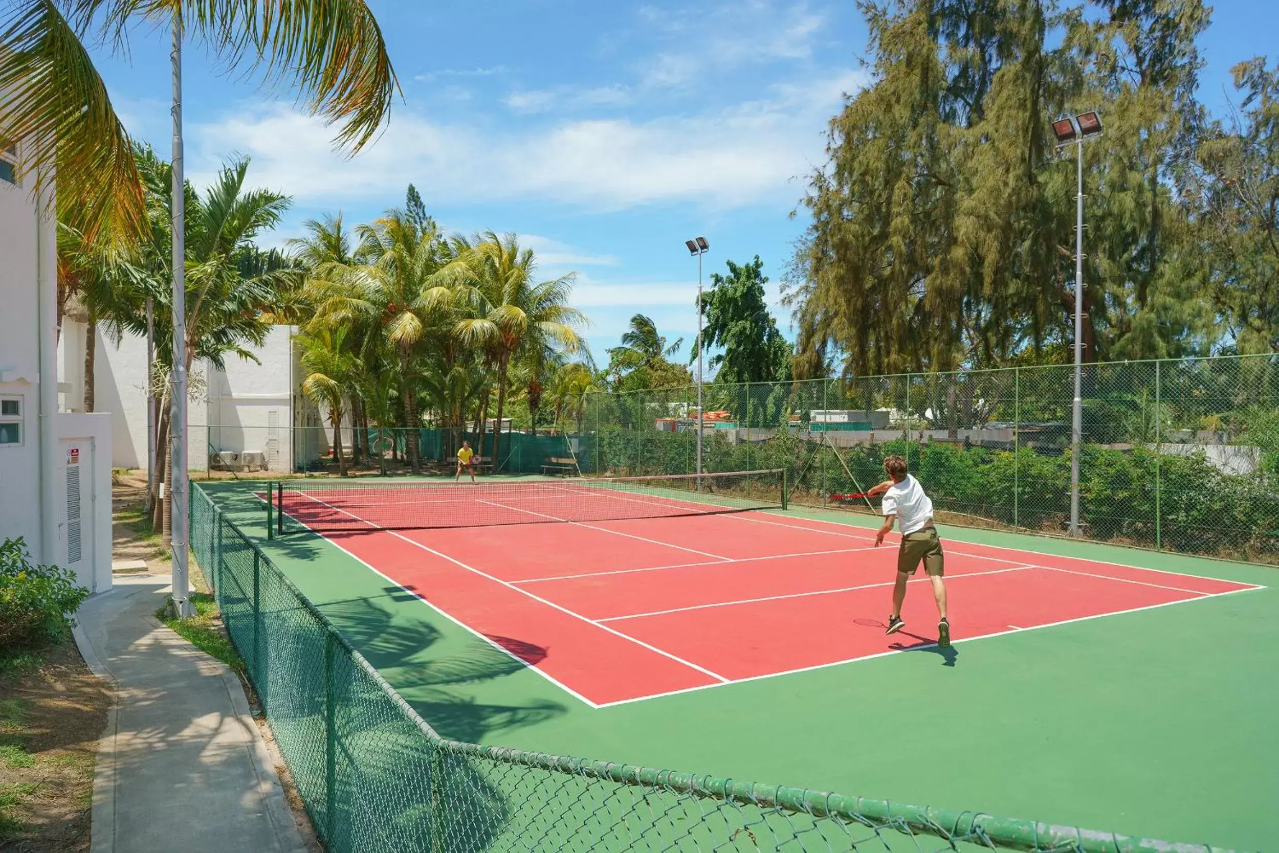 Tennis court, Tennis/Squash in Coin de Mire Attitude