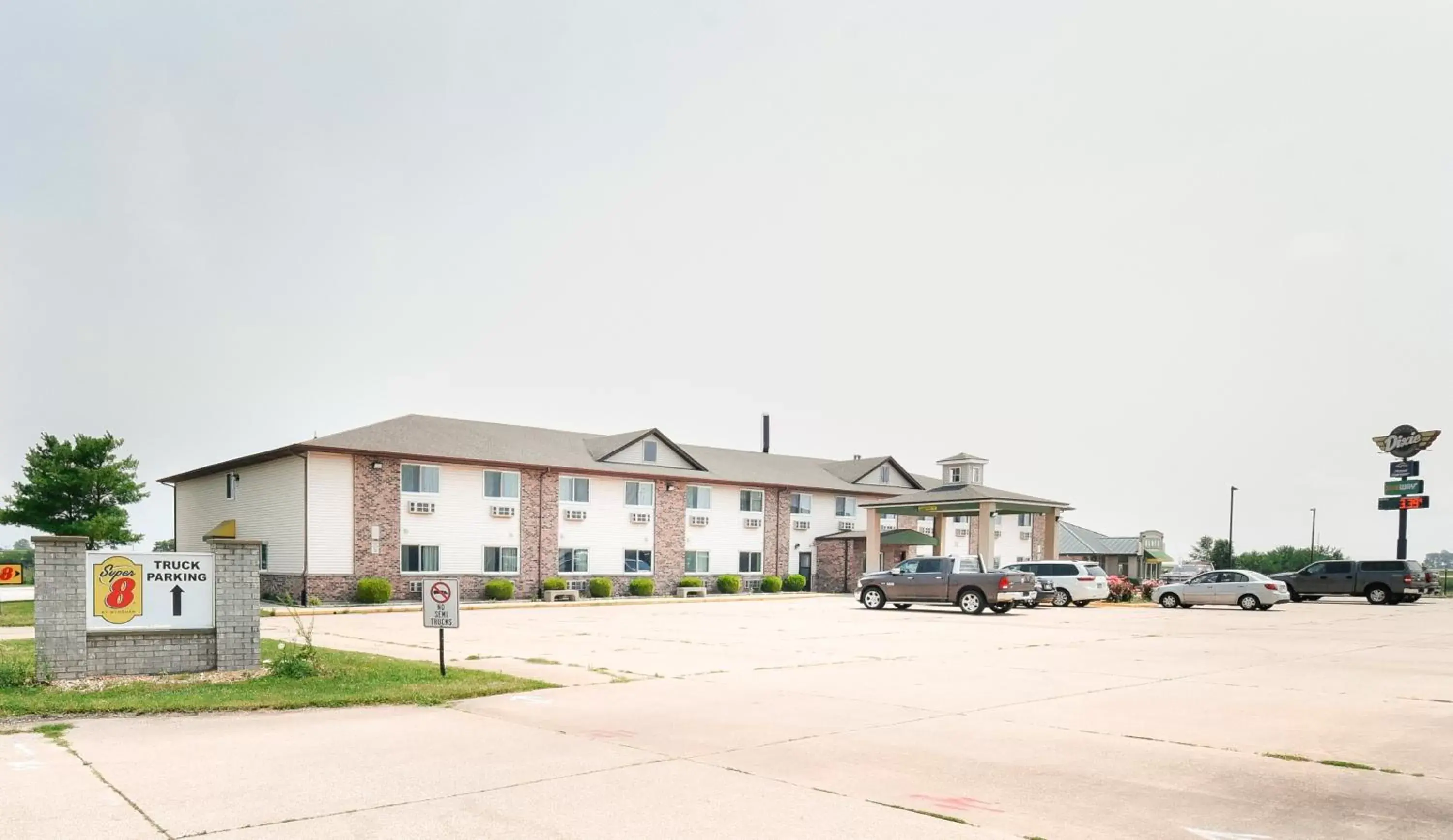 Property building in Super 8 by Wyndham McLean/Bloomington SW Property building in Super 8 by Wyndham McLean/Bloomington SW