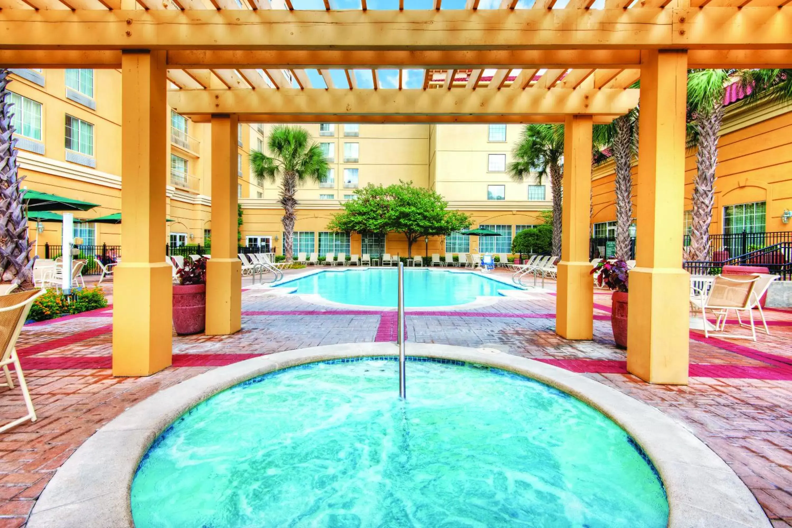 Hot Tub, Swimming Pool in La Quinta Inn & Suites by Wyndham San Antonio Riverwalk