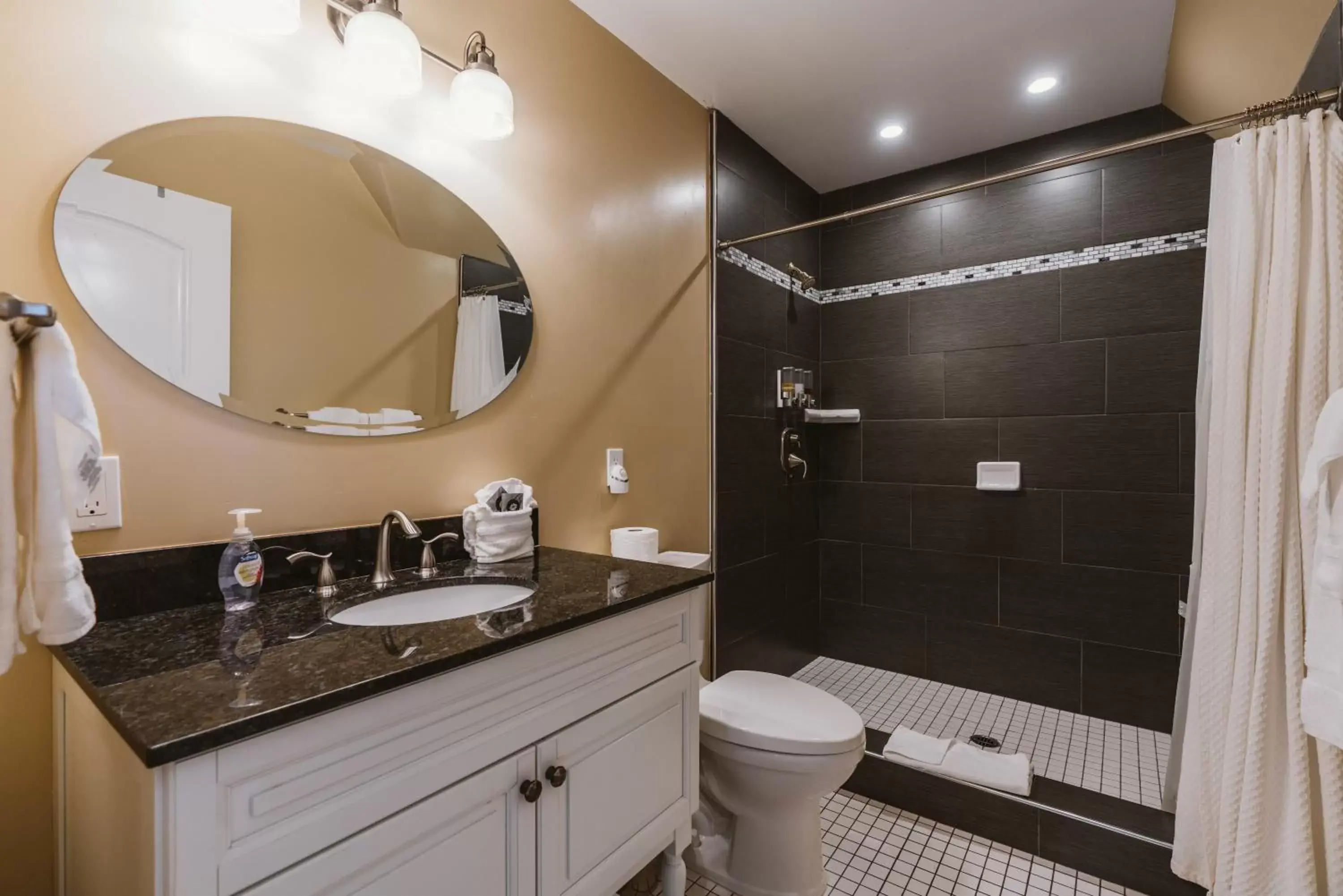 Shower, Bathroom in New Haven Inn